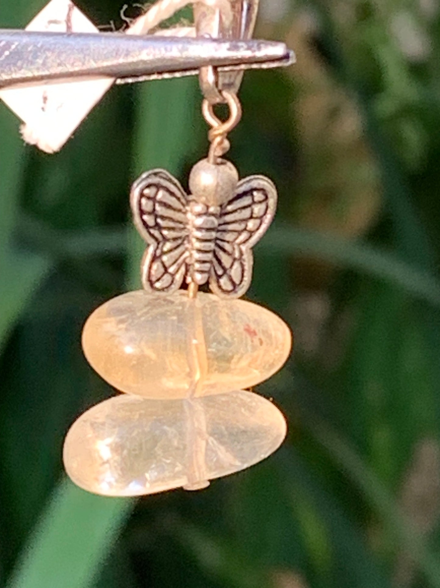 Citrine, pendentif en Argent de 35 mm de hauteur x15 de largeur x 10 d'épaisseur. Vendu avec cordon réglable !