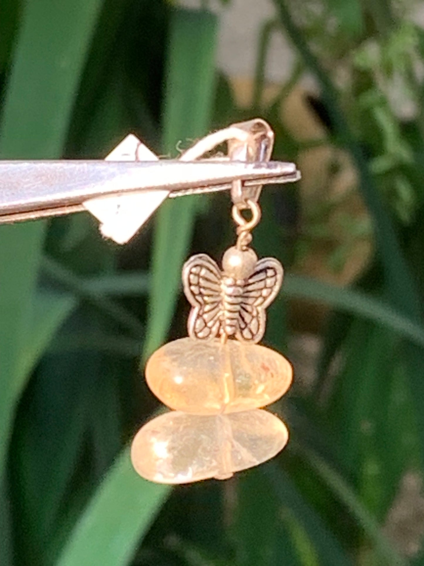 Citrine, pendentif en Argent de 35 mm de hauteur x15 de largeur x 10 d'épaisseur. Vendu avec cordon réglable !
