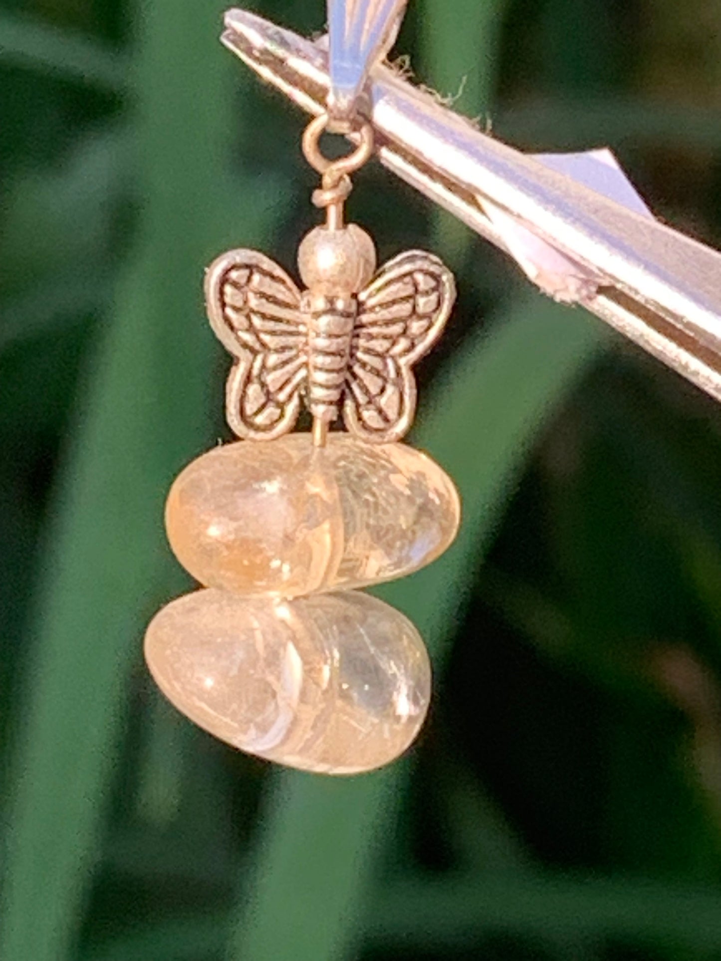 Citrine, pendentif en Argent de 35 mm de hauteur x15 de largeur x 10 d'épaisseur. Vendu avec cordon réglable !