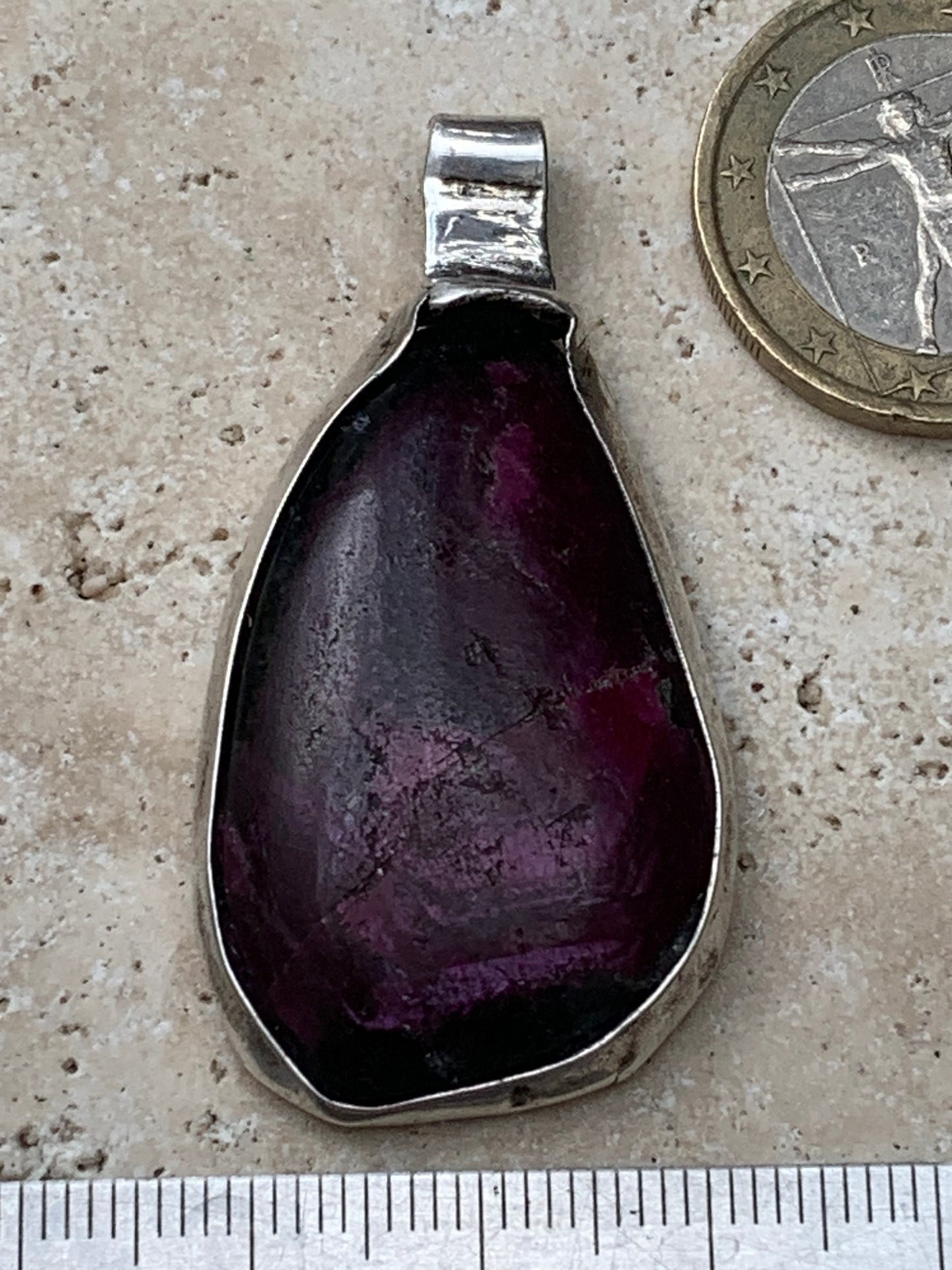 Rubis d'Inde, coeur de rubis monté par G & Z, de 48mm de ht x27 x7. Vendu avec un cordon réglable de couleur noire !