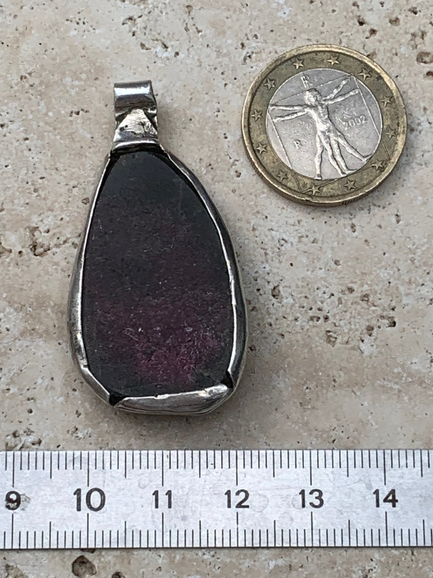 Rubis d'Inde, coeur de rubis monté par G & Z, de 48mm de ht x27 x7. Vendu avec un cordon réglable de couleur noire !