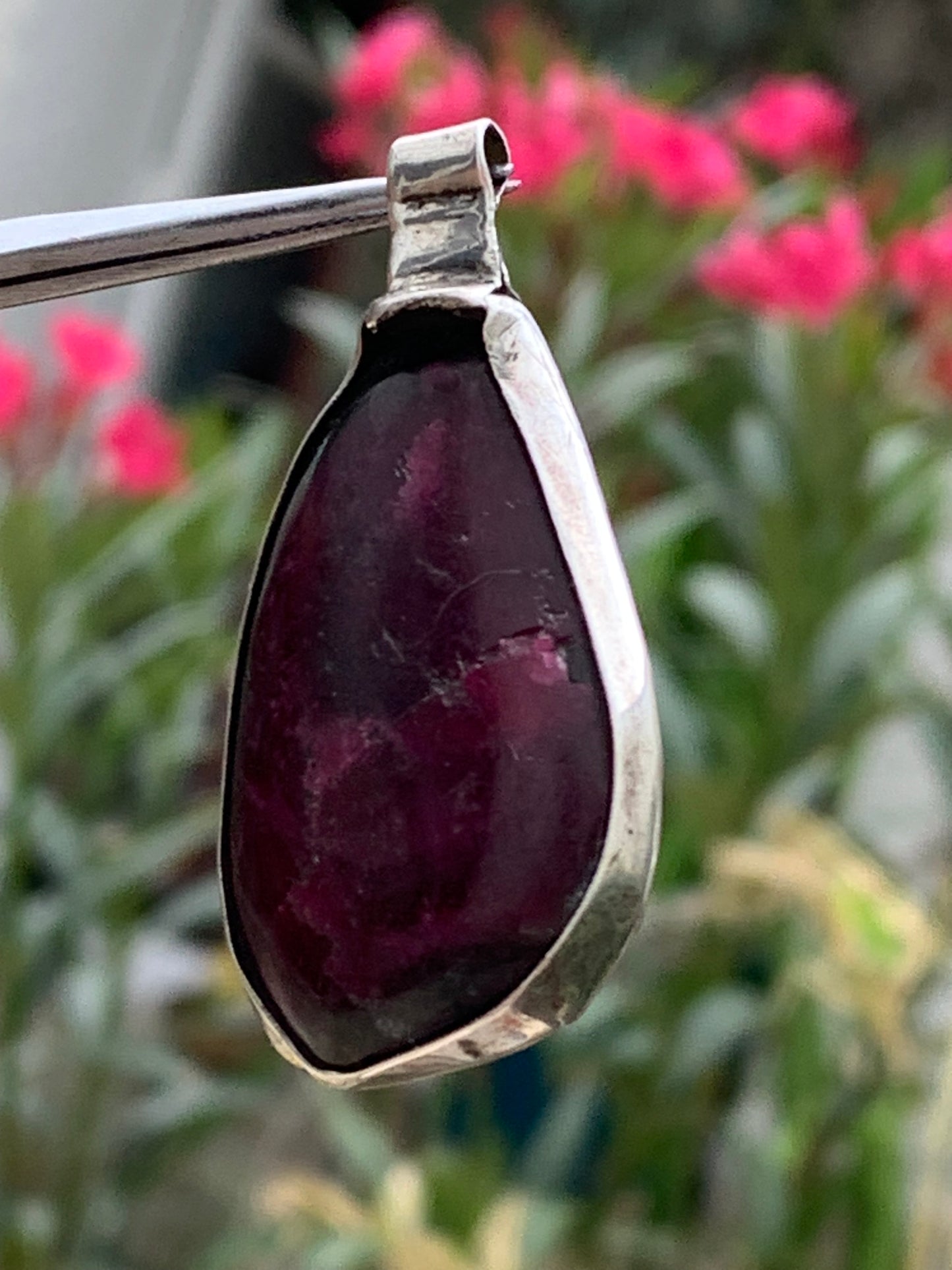 Rubis d'Inde, coeur de rubis monté par G & Z, de 48mm de ht x27 x7. Vendu avec un cordon réglable de couleur noire !