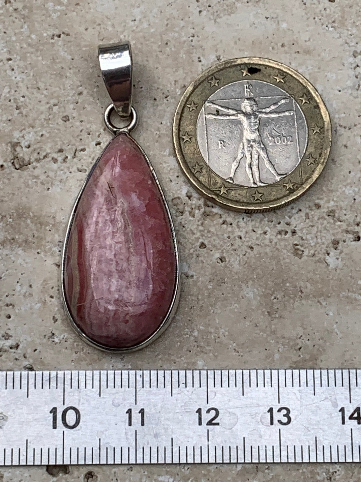 Rhodochrosite ! Pendentif en Argent de 44mm x17 x7 fait par Gem & Zen. Vendu avec un cordon réglable de couleur noire !
