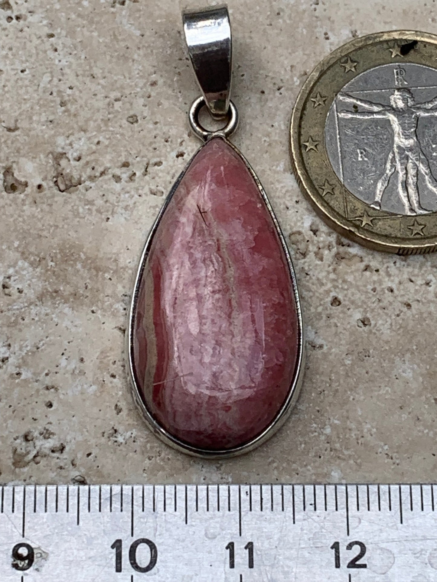 Rhodochrosite ! Pendentif en Argent de 44mm x17 x7 fait par Gem & Zen. Vendu avec un cordon réglable de couleur noire !