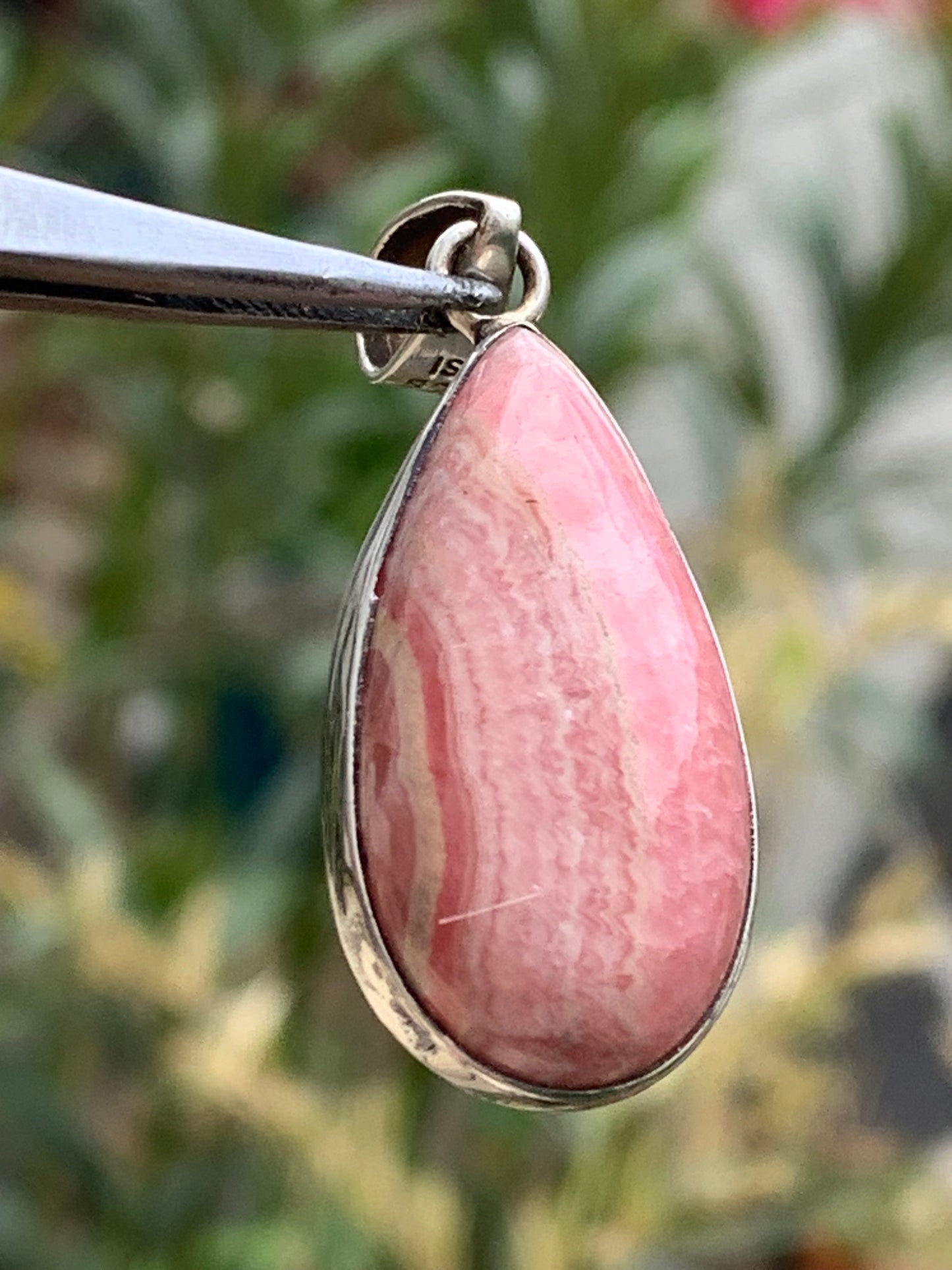 Rhodochrosite ! Pendentif en Argent de 44mm x17 x7 fait par Gem & Zen. Vendu avec un cordon réglable de couleur noire !