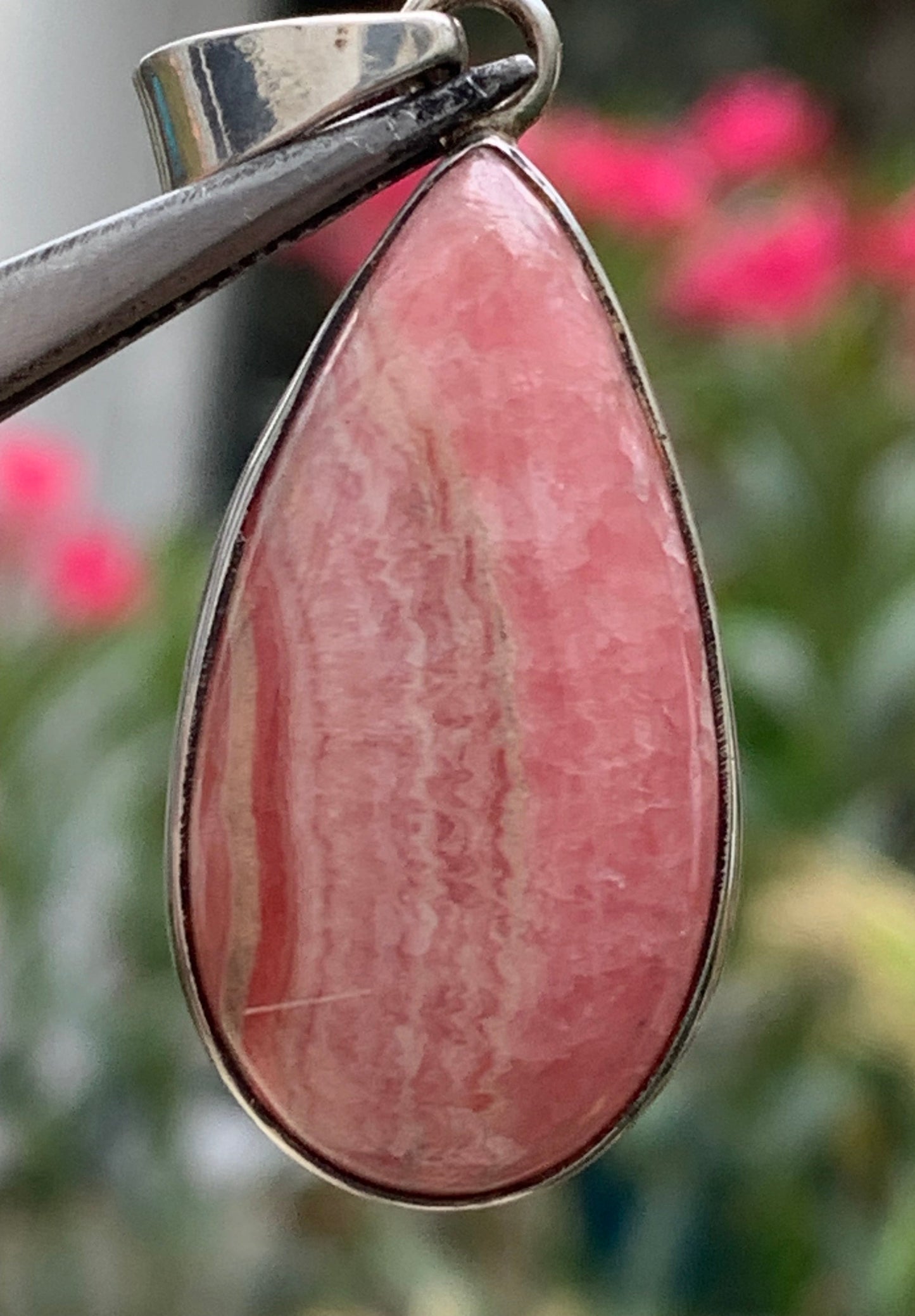 Rhodochrosite ! Pendentif en Argent de 44mm x17 x7 fait par Gem & Zen. Vendu avec un cordon réglable de couleur noire !