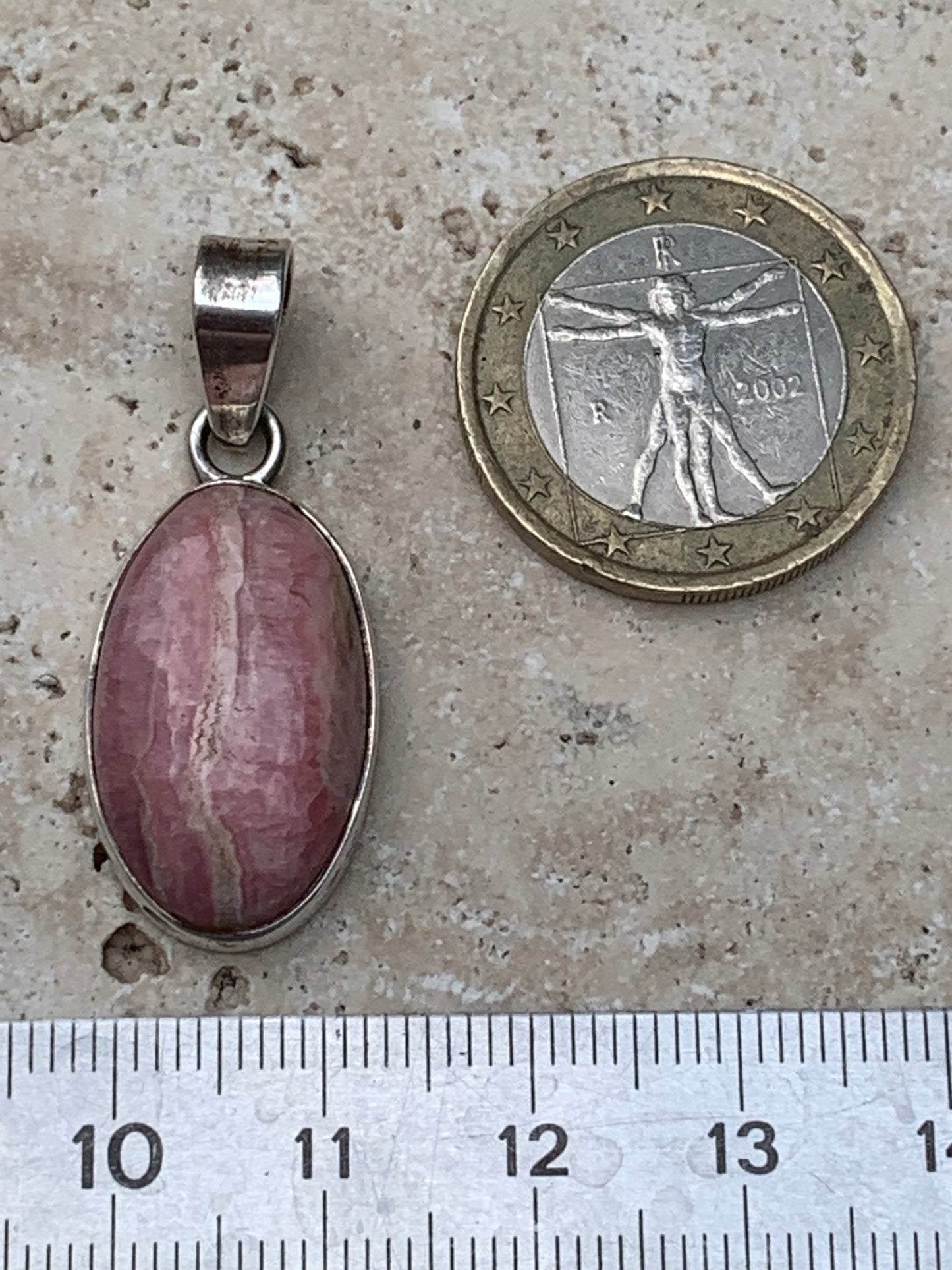 Rhodochrosite ! Pendentif en Argent de 35mm x15 x7 fait par Gem & Zen. Vendu avec un cordon réglable de couleur noire !