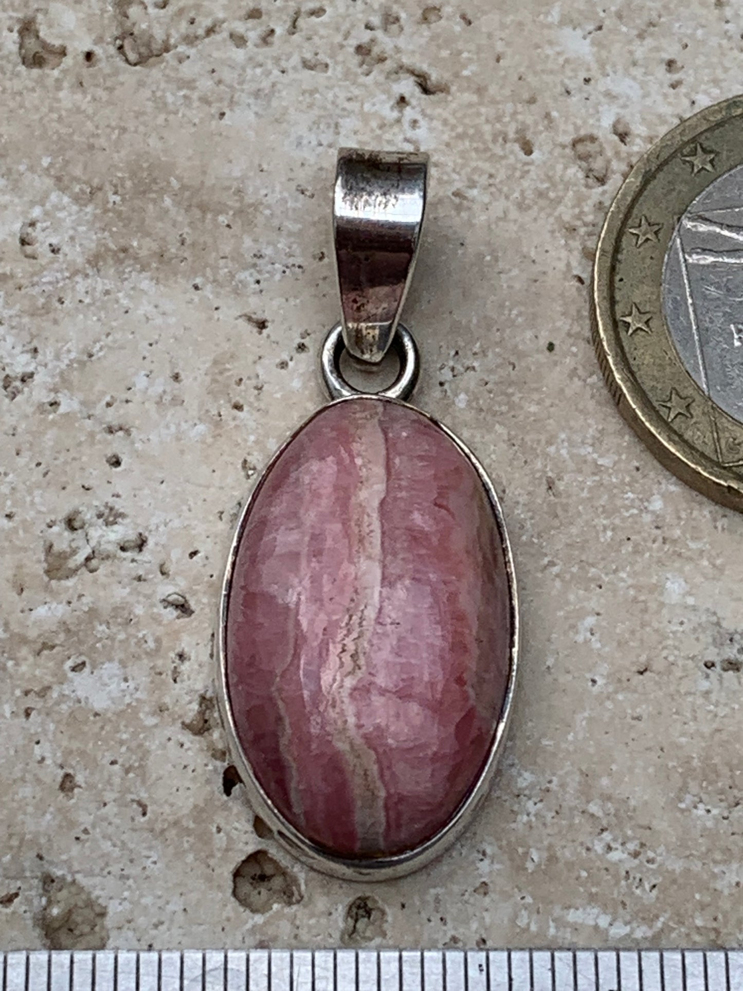 Rhodochrosite ! Pendentif en Argent de 35mm x15 x7 fait par Gem & Zen. Vendu avec un cordon réglable de couleur noire !