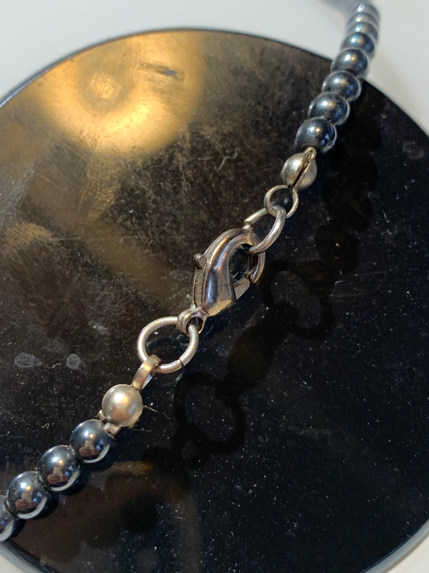 Collier créé par Zen Curiosity – 7 chakras et hématite, perles rondes de 4 à 6 mm - Longueur 44 cm - 3 finitions au choix