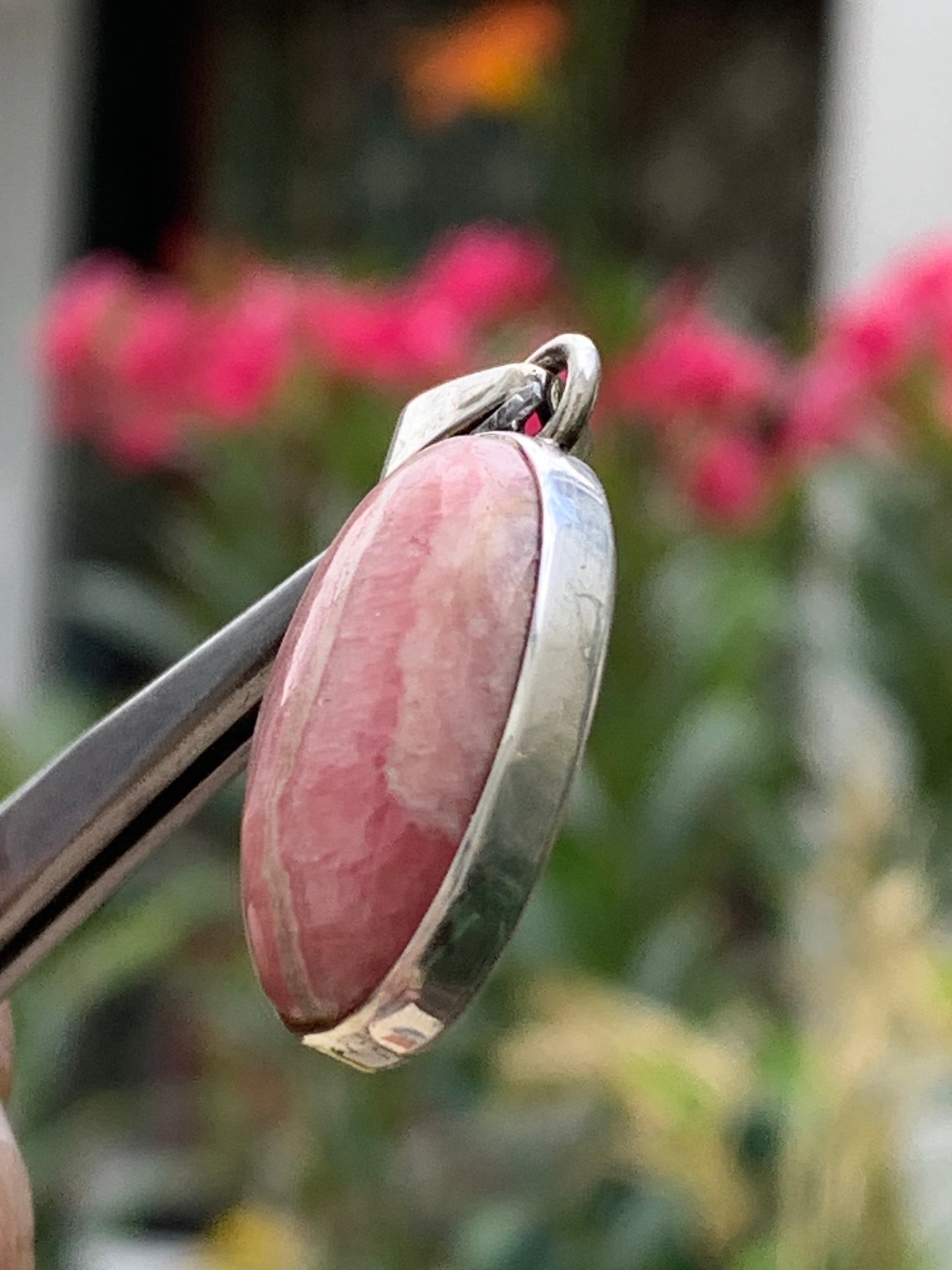 Rhodochrosite ! Pendentif en Argent de 35mm x15 x7 fait par Gem & Zen. Vendu avec un cordon réglable de couleur noire !