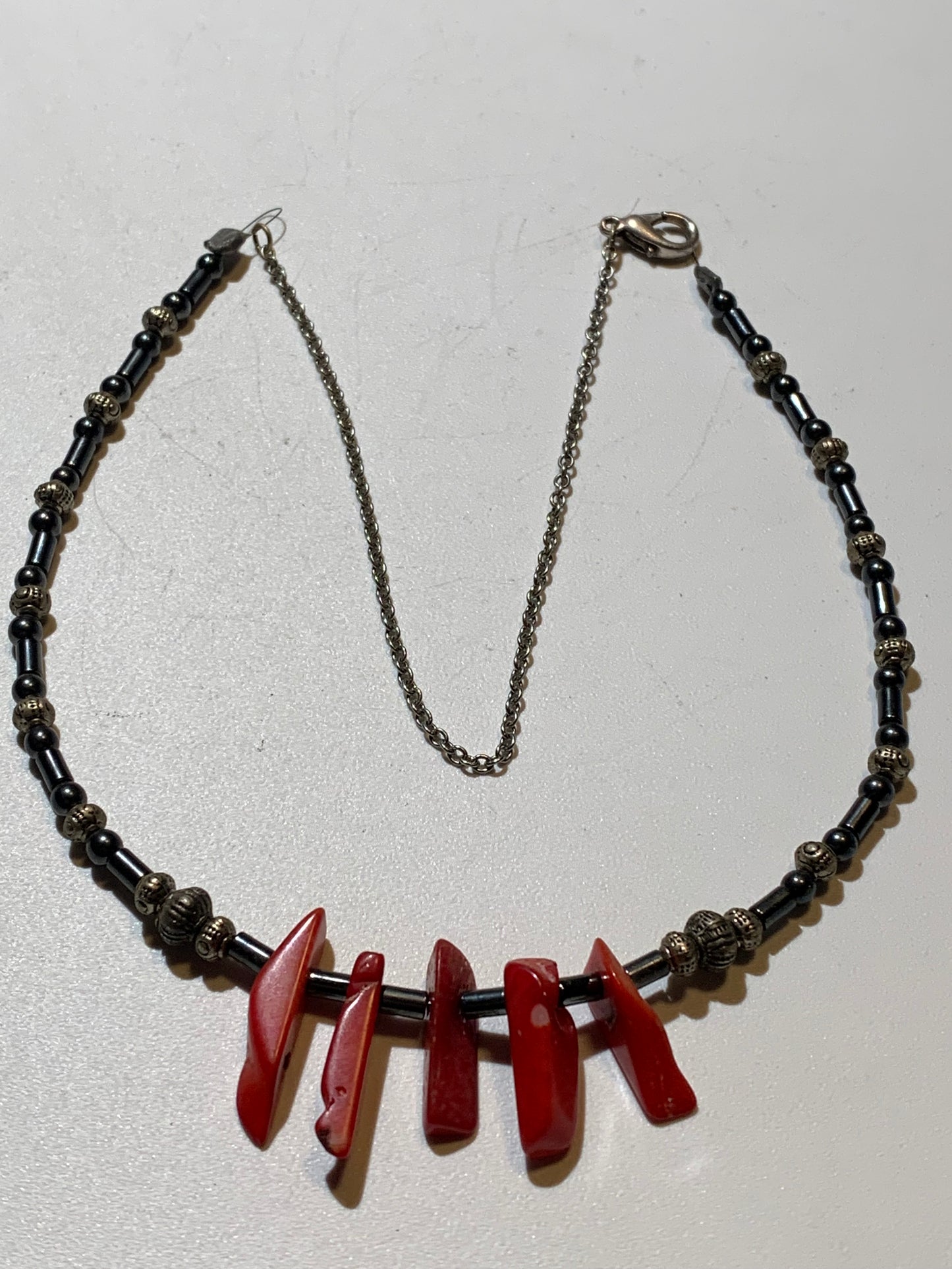 Collier créé par Zen Curiosity – Corail et hématite, perles baroques et fantaisies - Longueur 53 cm - 3 finitions au choix