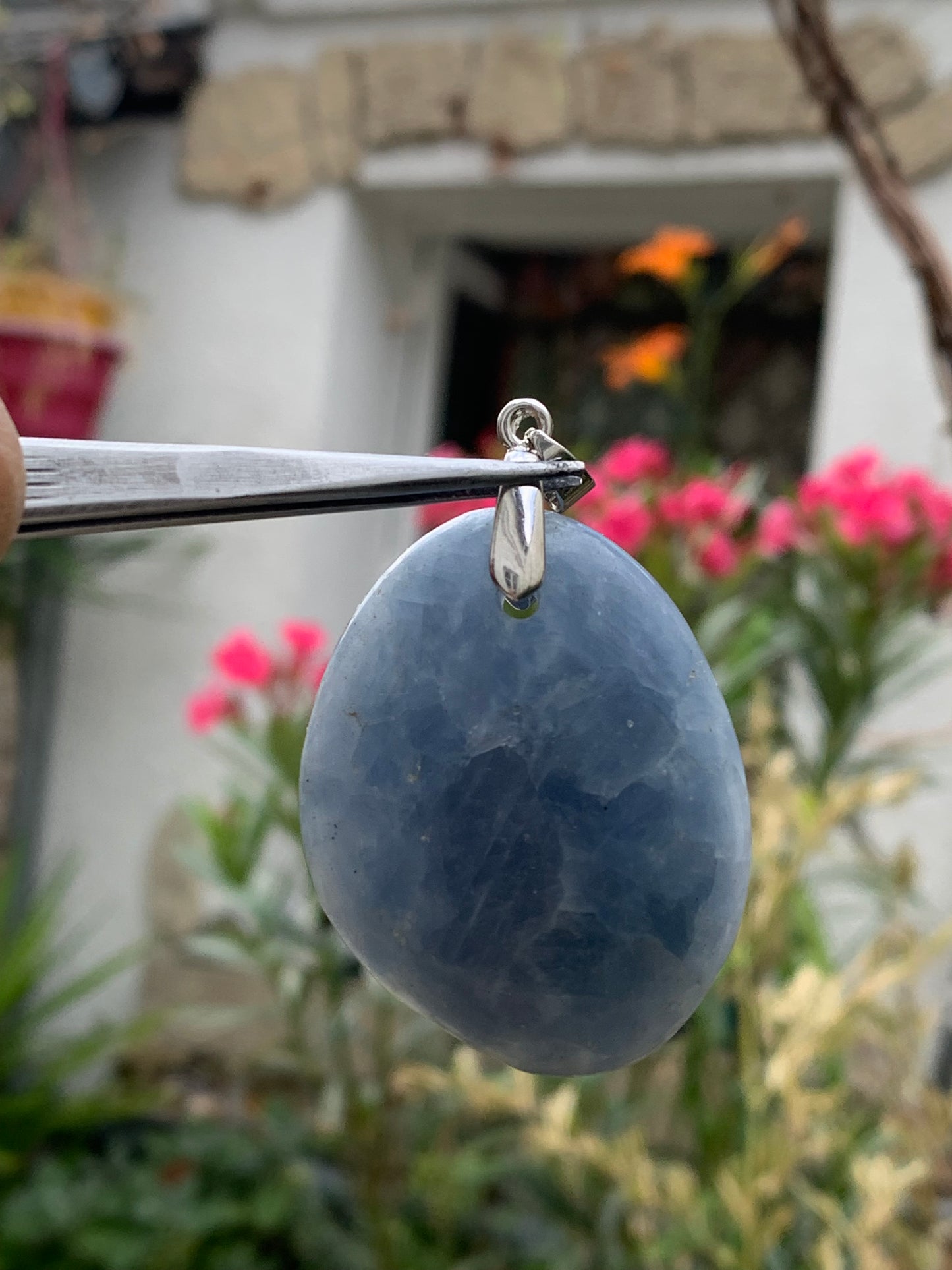 Calcite bleue, pendentif de 47mm de ht x37 x18. Vendu avec un cordon réglable de couleur noire !