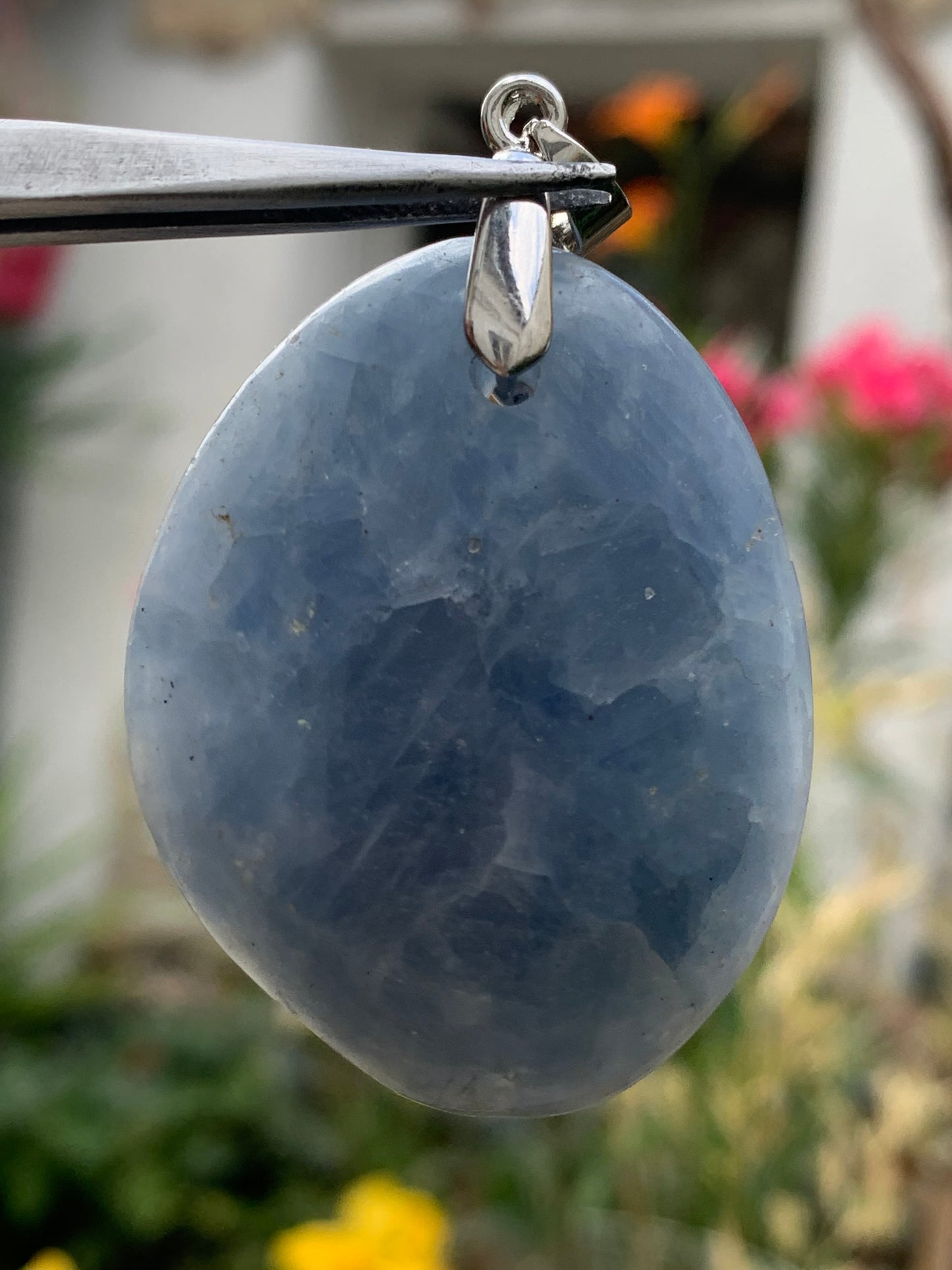 Calcite bleue, pendentif de 47mm de ht x37 x18. Vendu avec un cordon réglable de couleur noire !