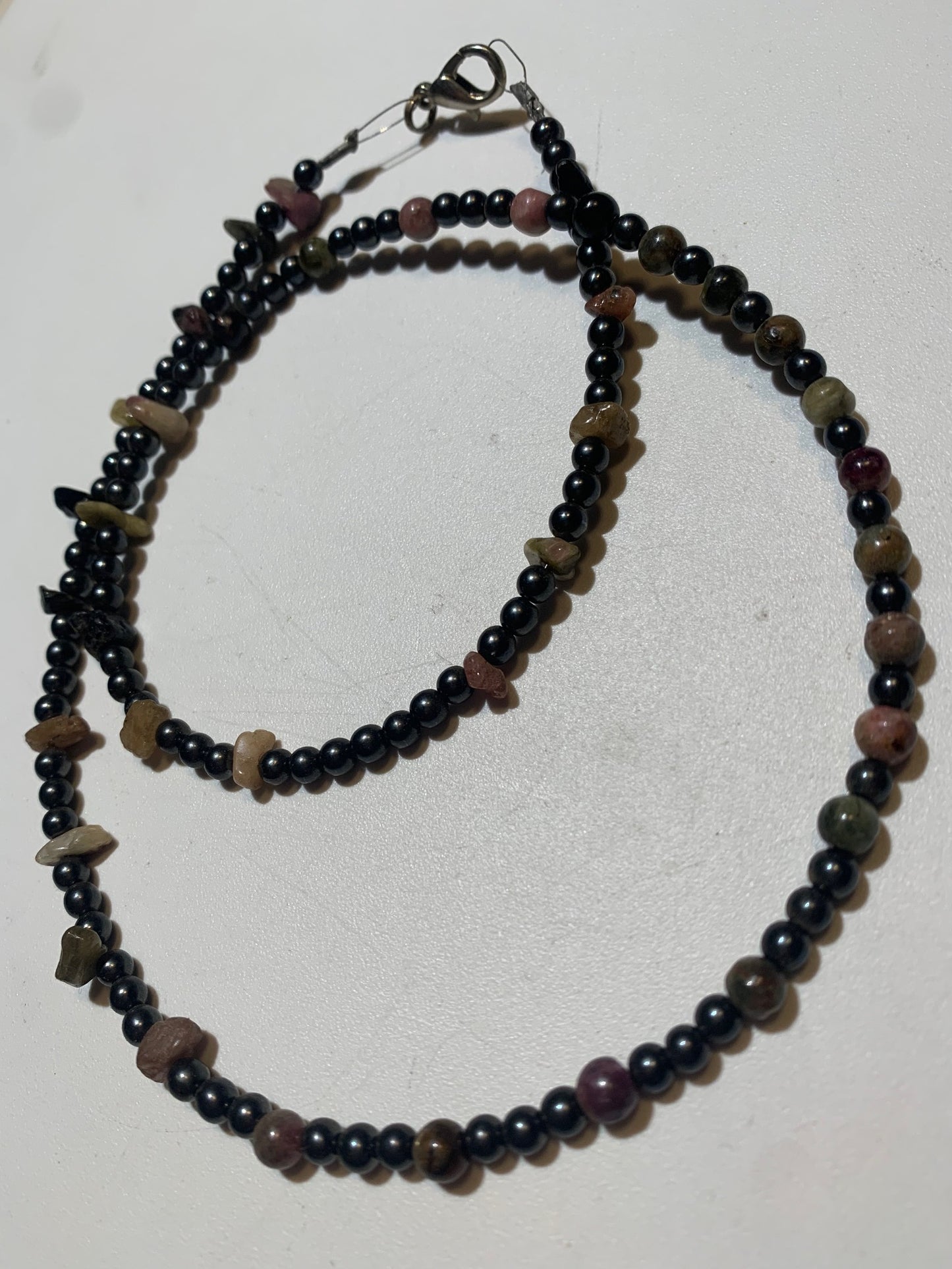 Collier créé par Zen Curiosity – Tourmaline et hématite, perles rondes et baroques de 4 à 7 mm, longueur 56 cm