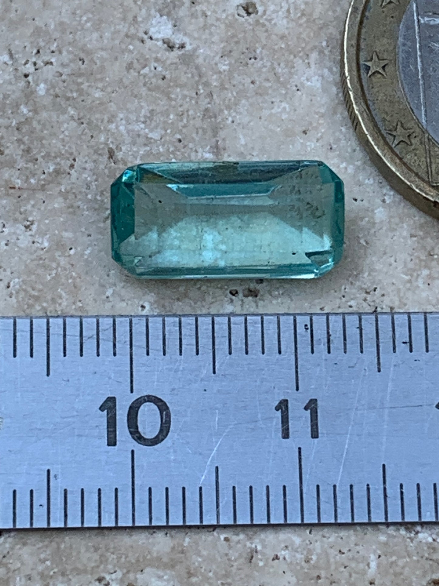 Aigue-marine, magnifique pierre taillée de 15mm x7 x6 - 6,5 carats. Parfait en bijouterie, collection ,exposition...