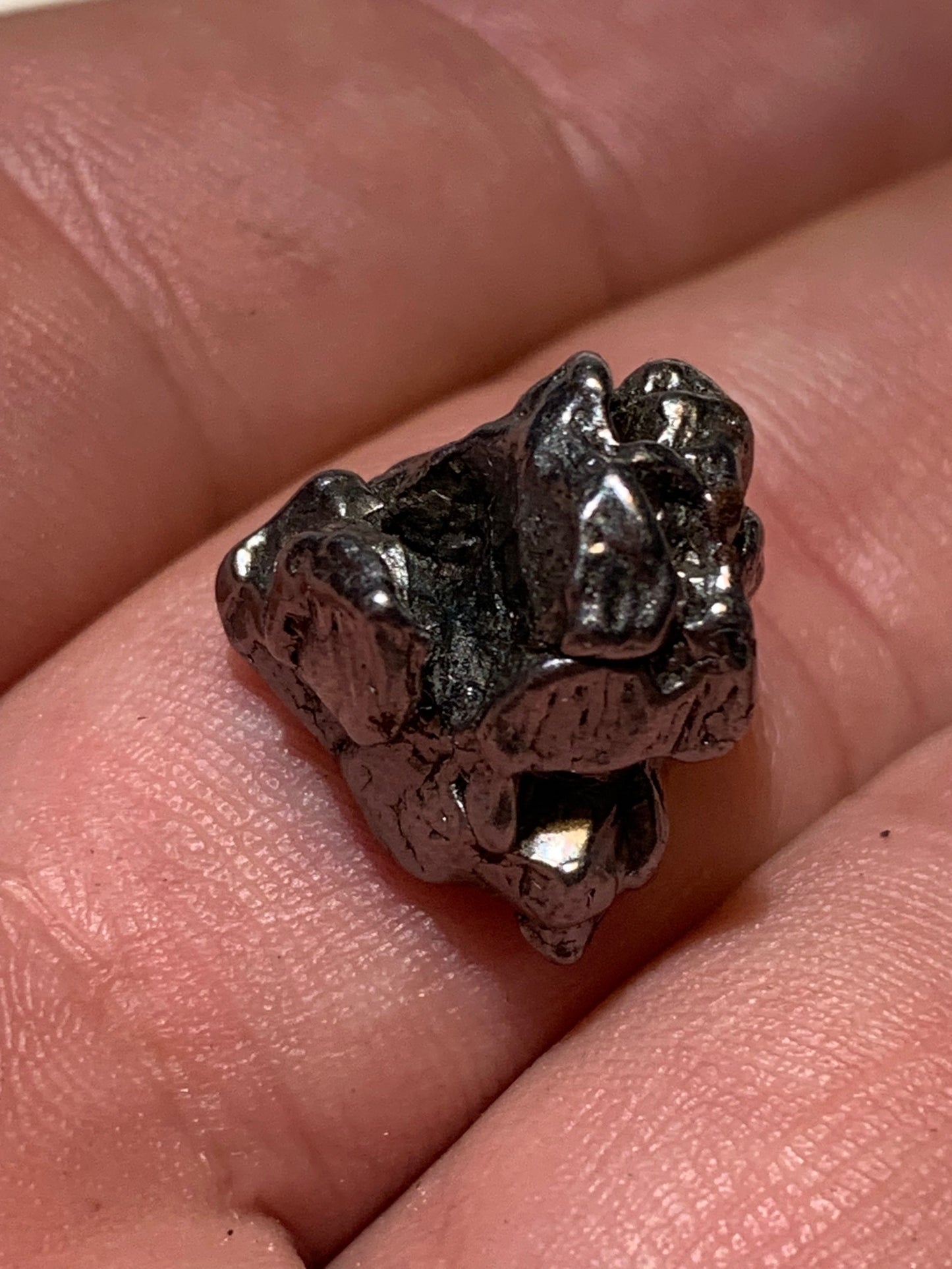Météorite Campo Del Cielo d'Argentine de 17x15x12 mm - 7,6 gr. Très belle qualité, morceau entier et compact !