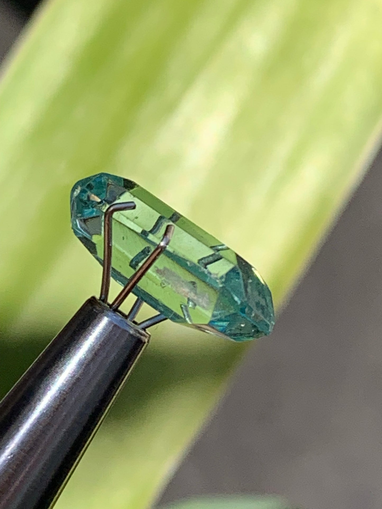 Aigue-marine, magnifique pierre taillée de 15mm x7 x6 - 6,5 carats. Parfait en bijouterie, collection ,exposition...
