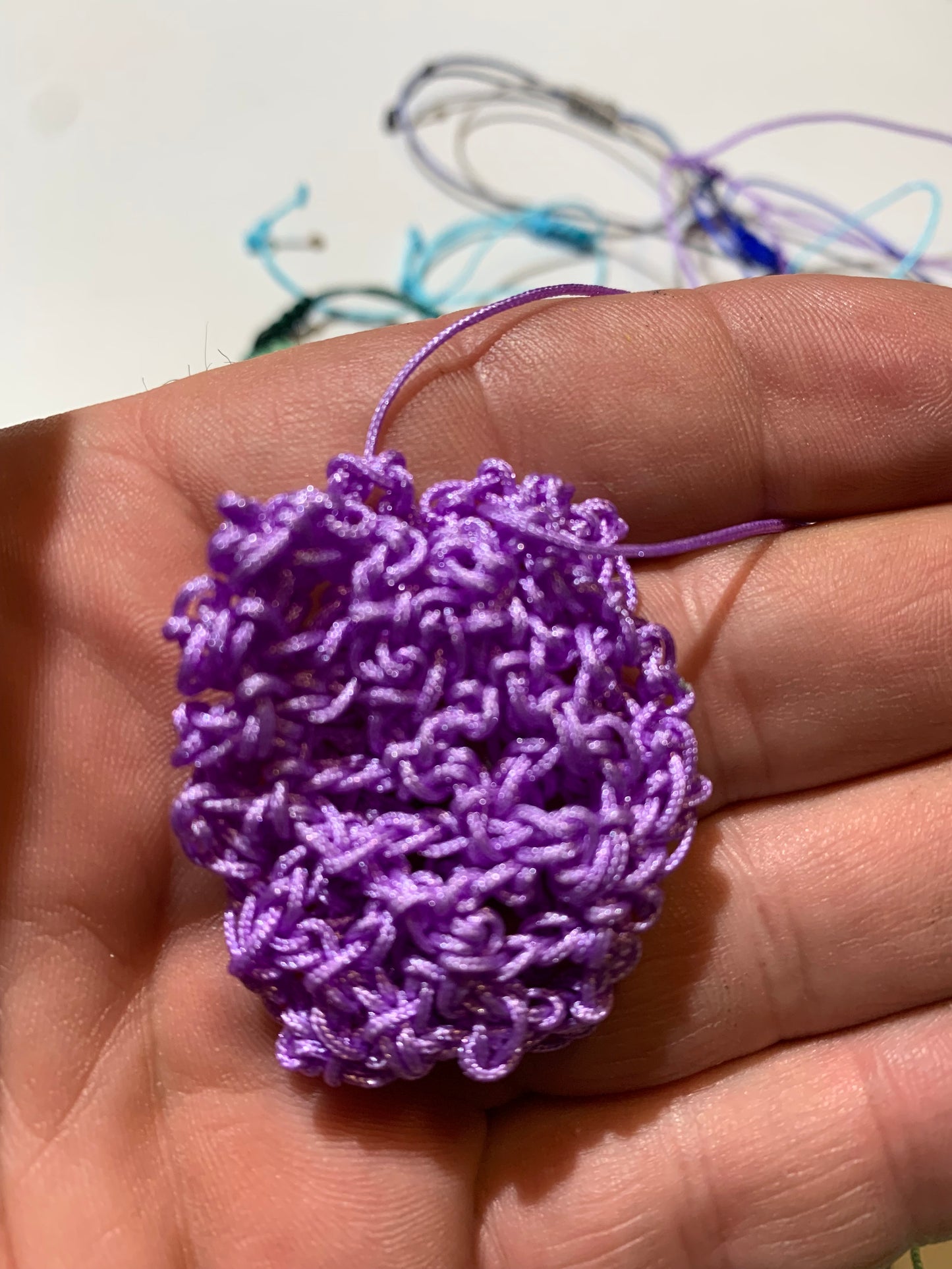 Pendentif/ Collier créé par Natura Spiritus, pochette pour minéraux en macramé (coton) - Longueur 50 cm