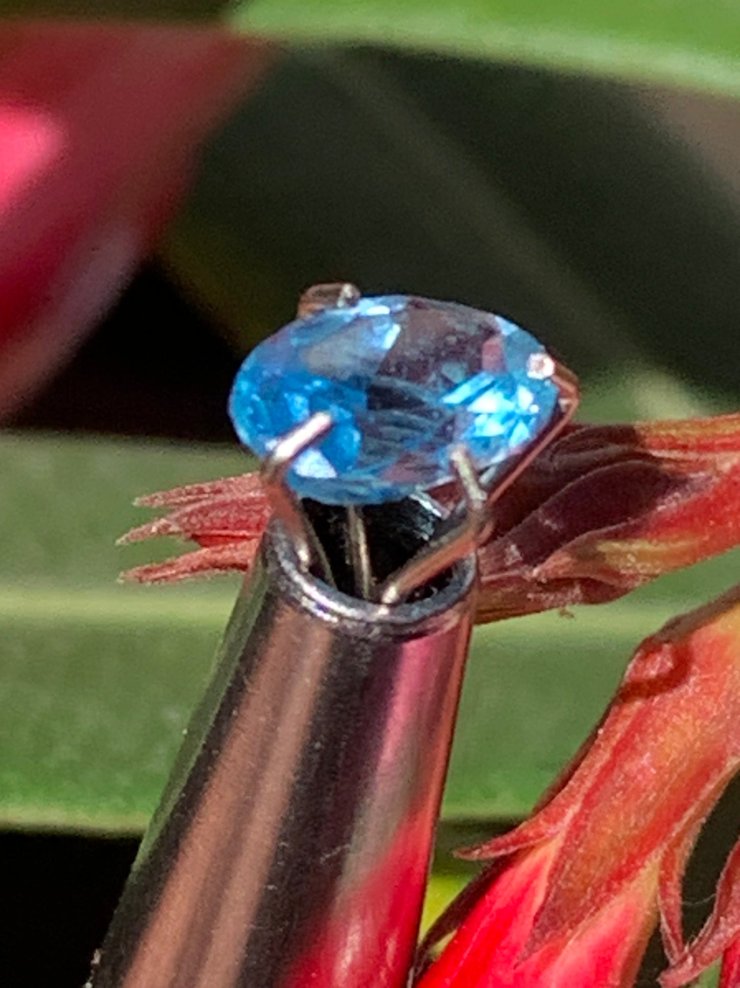 Saphir, superbe pierre fine taillée de 7mm x 5 x 3 - 1 carat. Parfait en bijouterie, collection ,exposition...