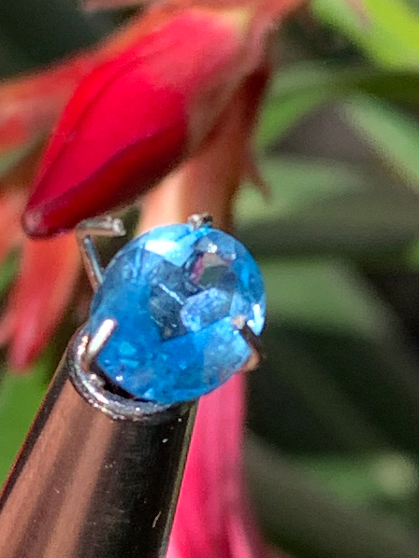 Saphir, superbe pierre fine taillée de 7mm x 5 x 3 - 1 carat. Parfait en bijouterie, collection ,exposition...