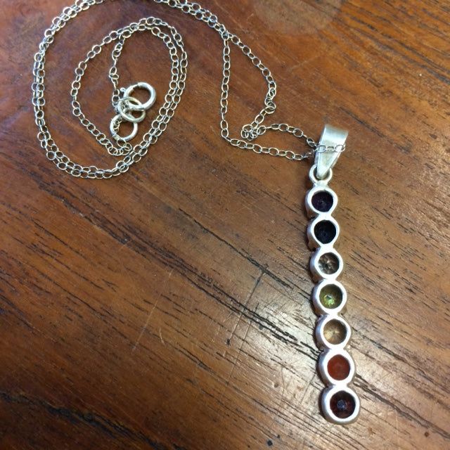 Pendentif '7 chakras' en Argent 0.925, pierres de qualité 'gemme', sertis de 55 millimètres de hauteur x 5 x 4 millimètres. Superbe pièce, parfait !