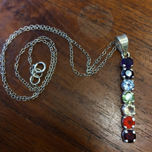 Pendentif '7 chakras' en Argent 0.925, pierres de qualité 'gemme', sertis de 55 millimètres de hauteur x 5 x 4 millimètres. Superbe pièce, parfait !