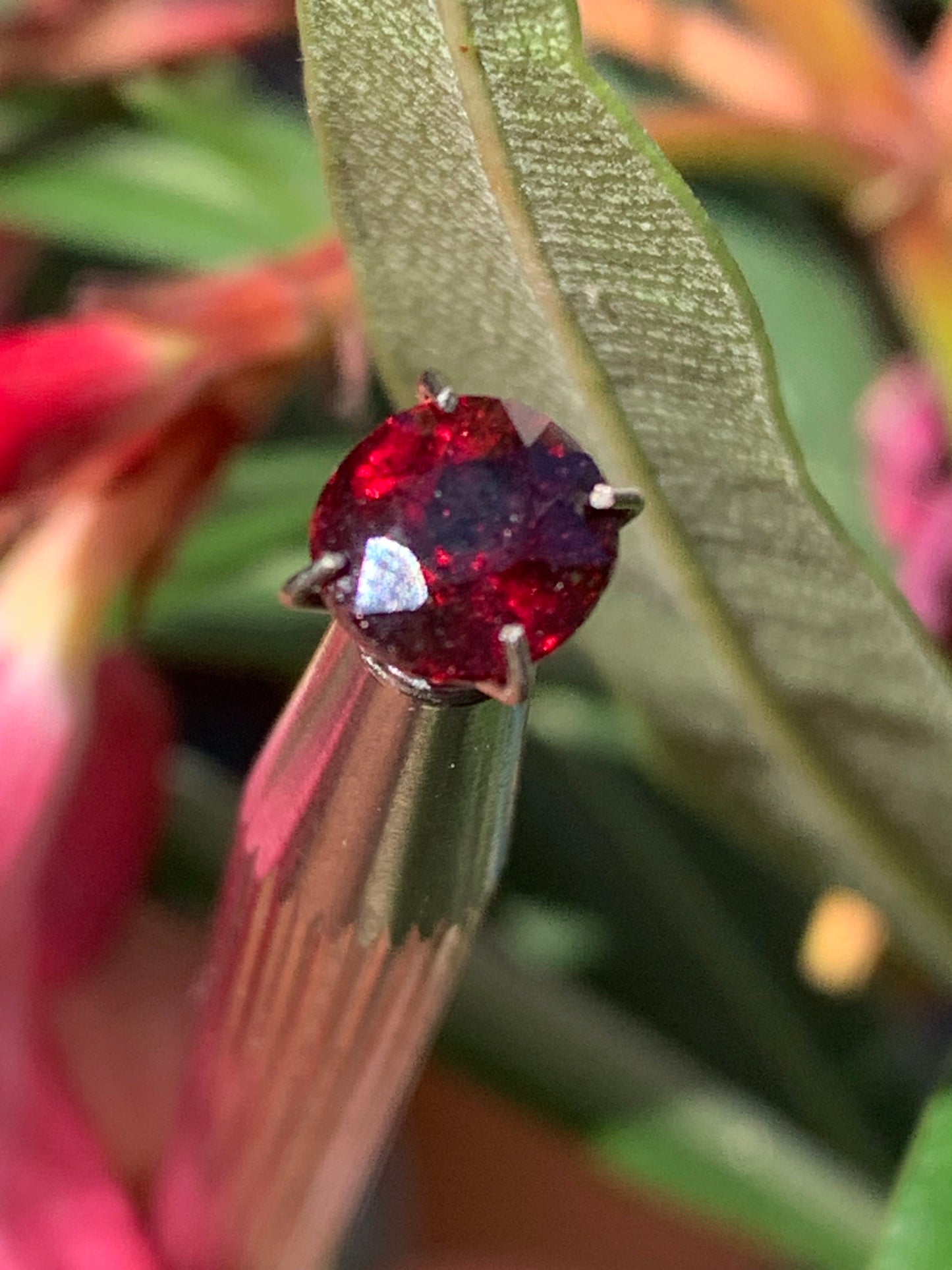 Grenat Almandin, pierre taillée de 7mm de diamètre x 5 - 2 carats. Parfait en bijouterie, collection ,exposition...