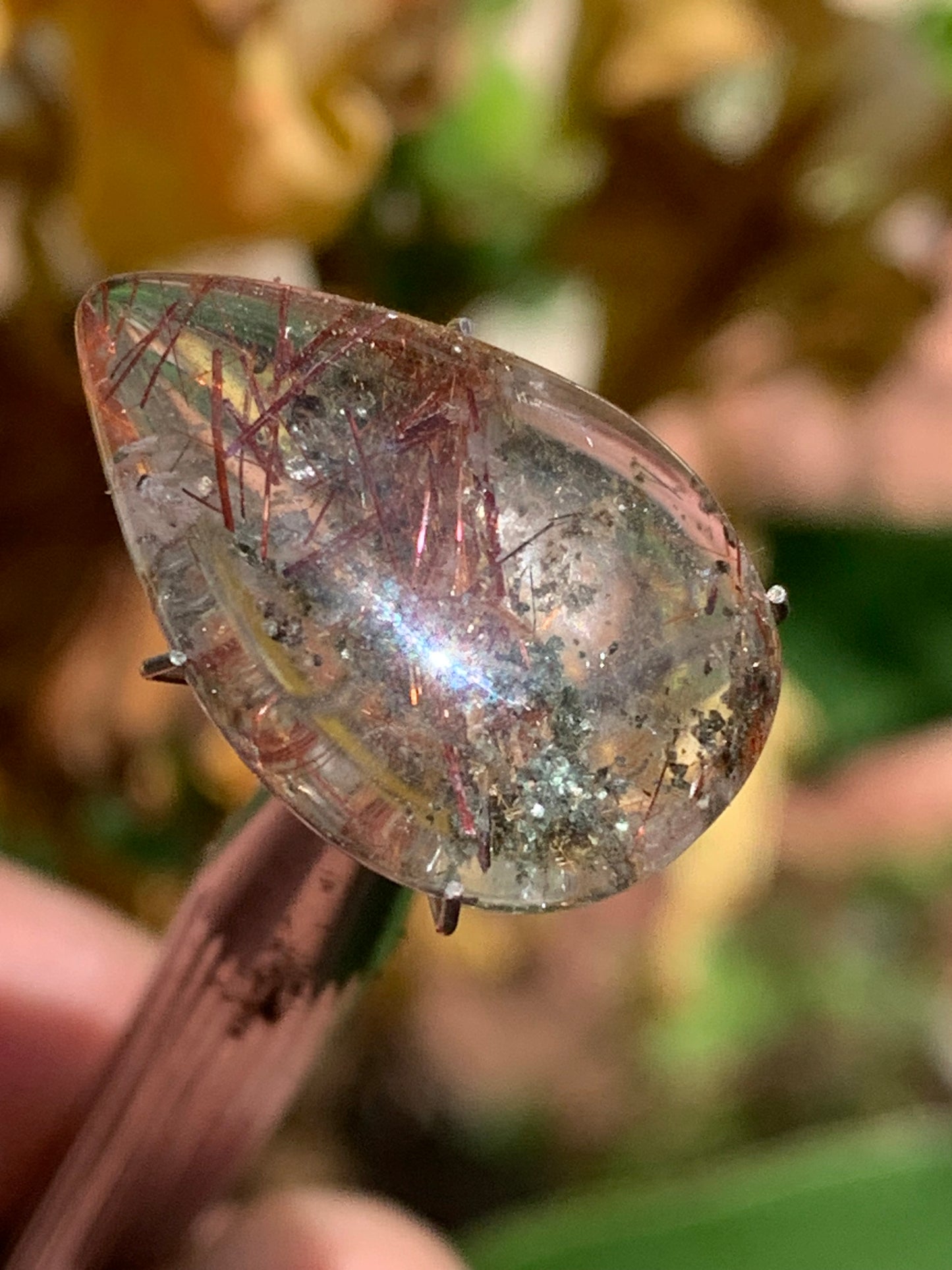 Cristal de roche 'Lodolite', cabochon de 22mm x16 x 7 - 15 carats. Parfait en bijouterie, collection ,exposition, etc