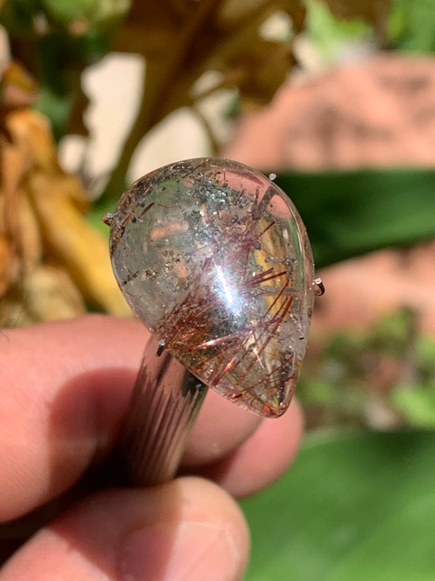 Cristal de roche 'Lodolite', cabochon de 22mm x16 x 7 - 15 carats. Parfait en bijouterie, collection ,exposition, etc