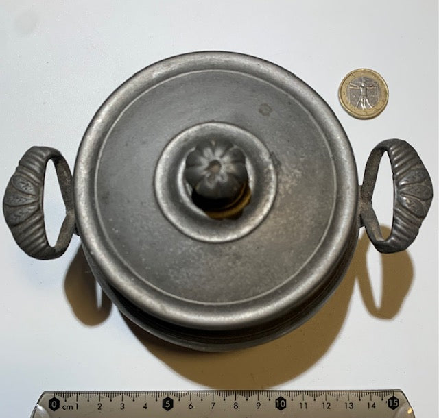 Petit pot ancien avec couvercle en étain, usage domestique ou apothicaire – 14 cm × 10 x 10 cm – 163,5 grammes