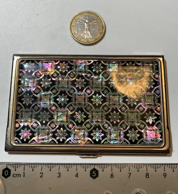 Porte-cartes en métal, orné d’un dessus en nacre, mesurant 9 × 6 × 0,7 cm pour un poids de 59 g.