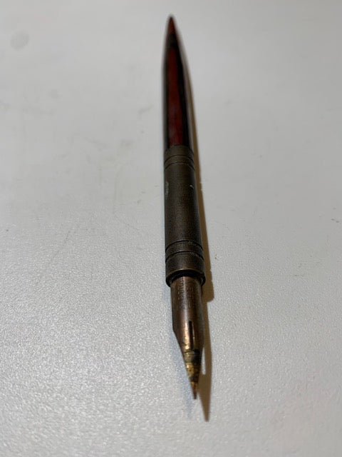 Porte-plumes en bois d'acajou avec tête en Laiton, mesurant 17 × 1 cm pour un poids de 19,2 g.