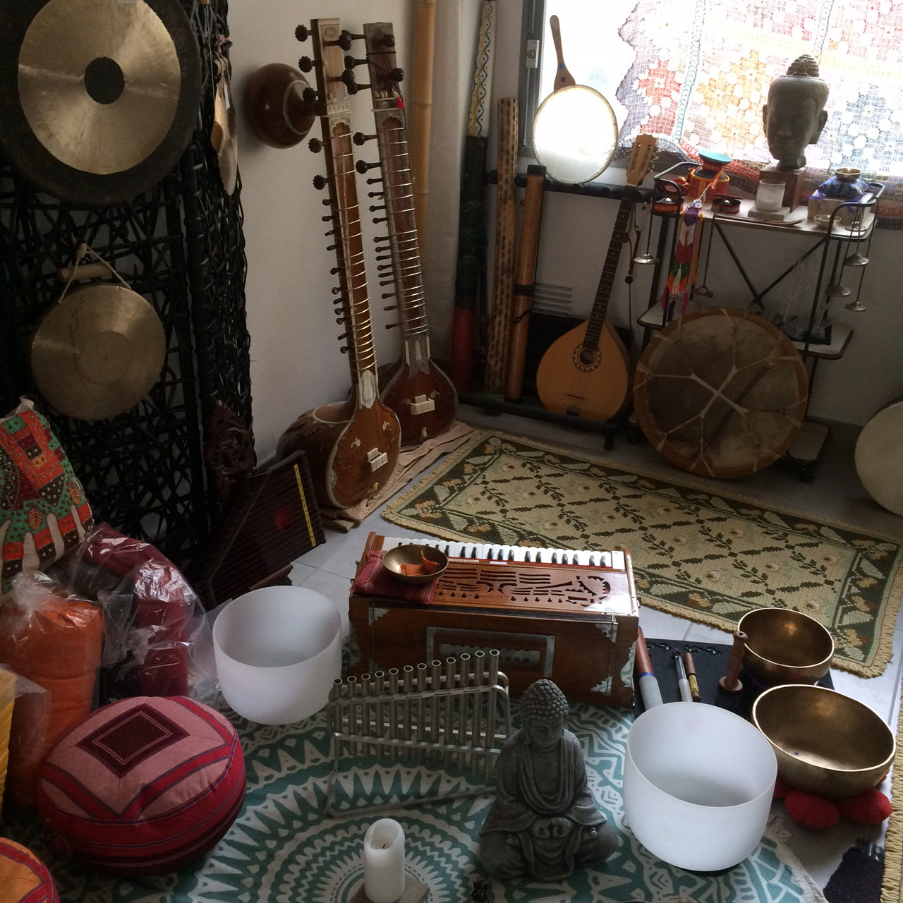 Bol chantant en cristal givré 432 Hz, de 25 à 40 cm. Notes au choix, vendu à l’unité ou en set de 7, avec maillet & anneau !