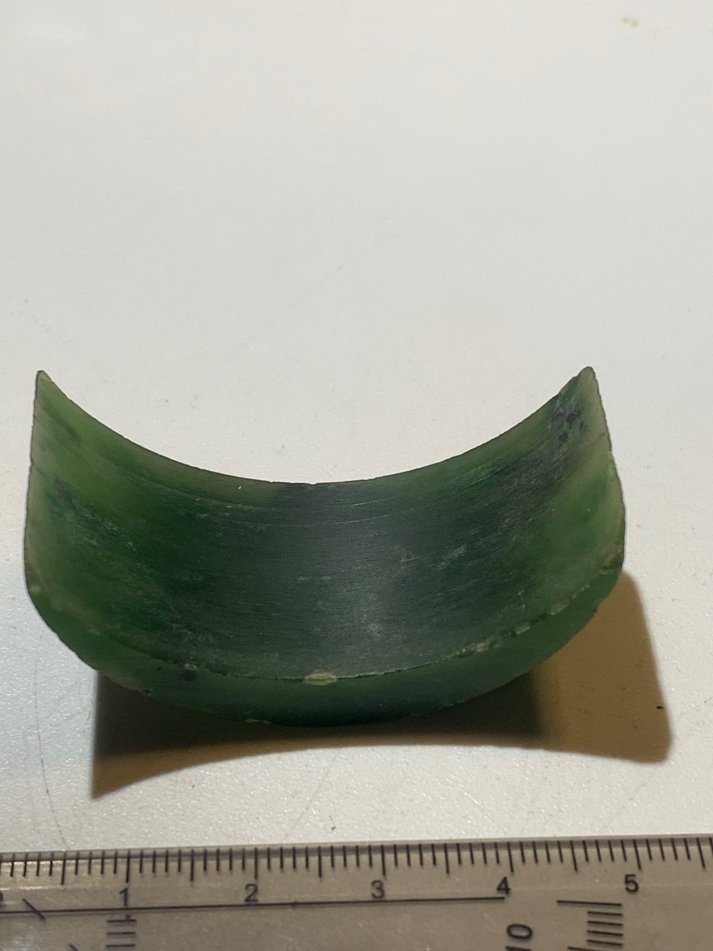 Jadéite - Forme libre, chute de sculpture de Jade Europe - 47 x 23 x 23 mm - 19,8 gr.