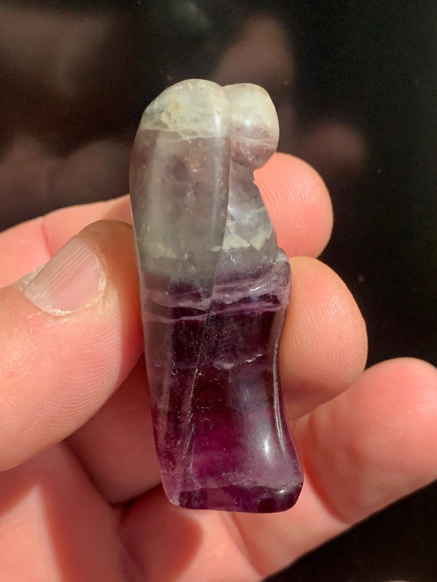 Ange sculpté en fluorite multicolore (violet & bleu) – Pièce décorative 53 × 30 × 18 mm – 43,4 g