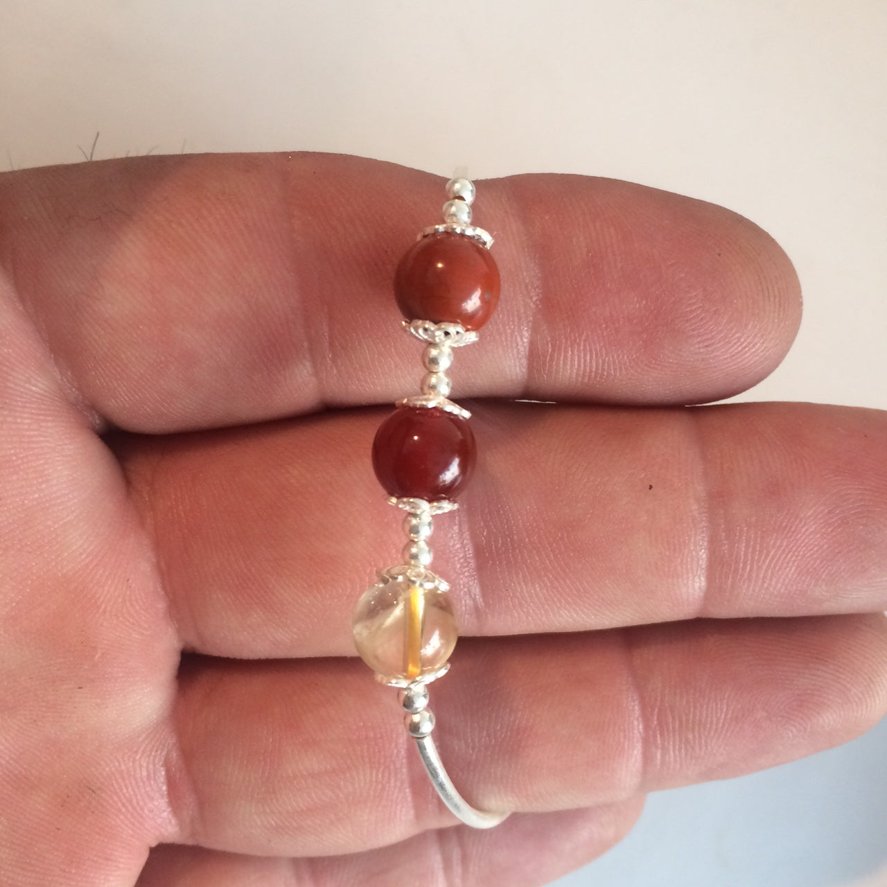 Bracelet '7 chakras', avec perles de 8 millimètres et tubes 100% Argent. Disponible de 17 à 21 cm de long.