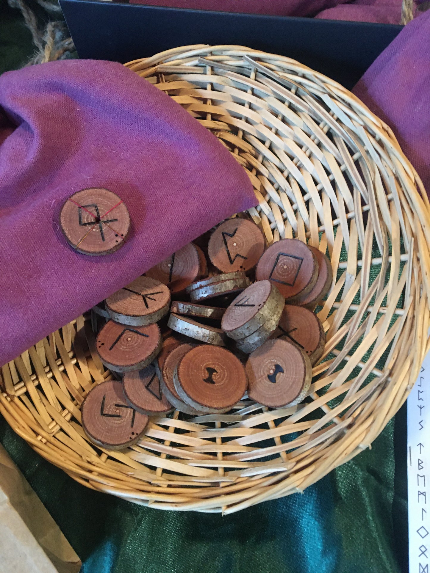 Sélection de Runes en bois, 25 pierres gravées d'environ 2,5 centimètres. Très belle qualité, fait à la main dans les règles, parfait !