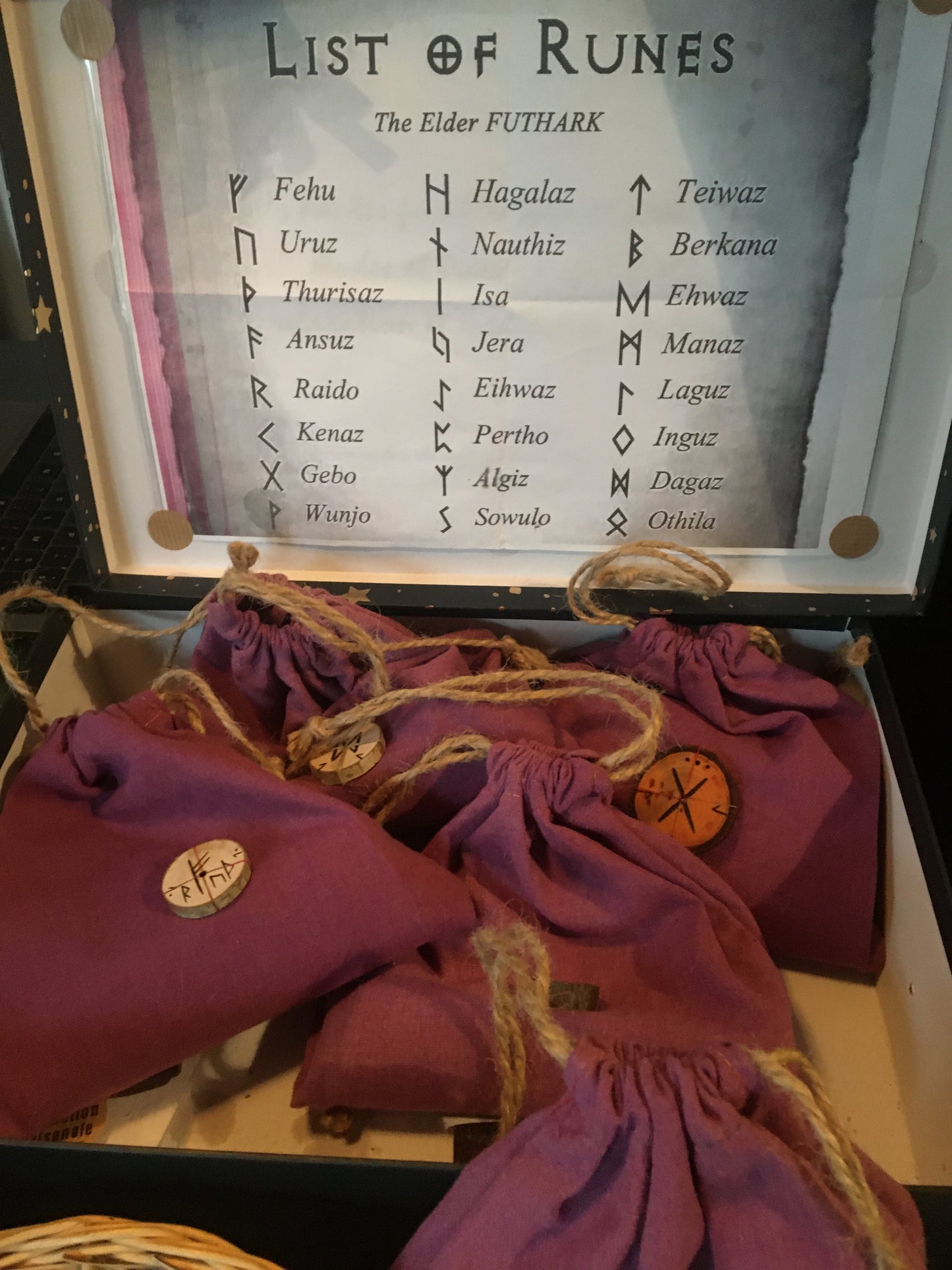 Sélection de Runes en bois, 25 pierres gravées d'environ 2,5 centimètres. Très belle qualité, fait à la main dans les règles, parfait !