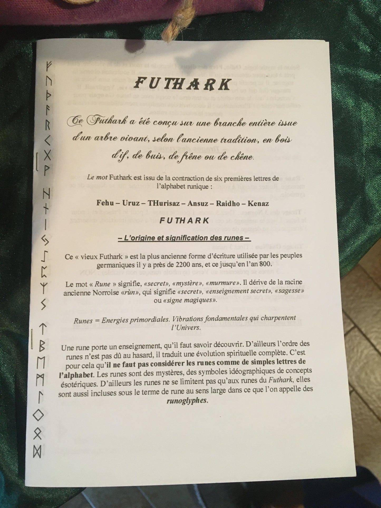 Sélection de Runes en bois, 25 pierres gravées d'environ 2,5 centimètres. Très belle qualité, fait à la main dans les règles, parfait !