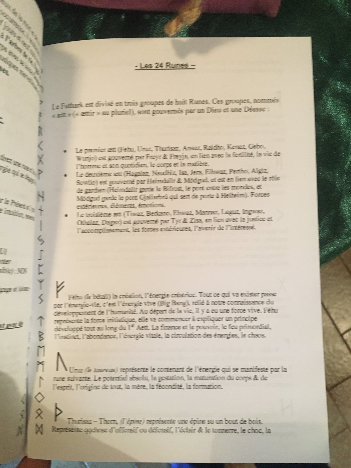 Sélection de Runes en bois, 25 pierres gravées d'environ 2,5 centimètres. Très belle qualité, fait à la main dans les règles, parfait !