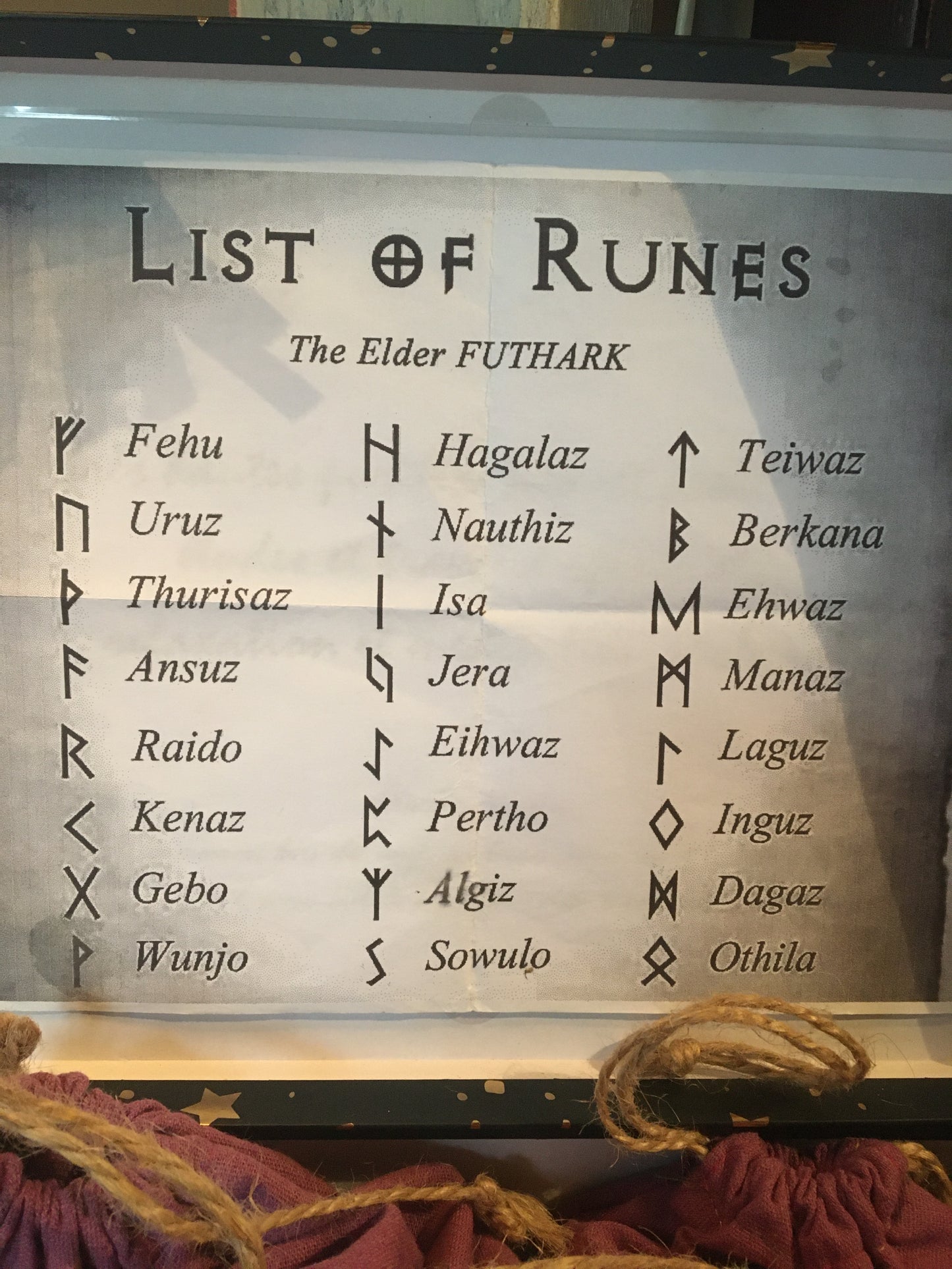 Sélection de Runes en bois, 25 pierres gravées d'environ 2,5 centimètres. Très belle qualité, fait à la main dans les règles, parfait !