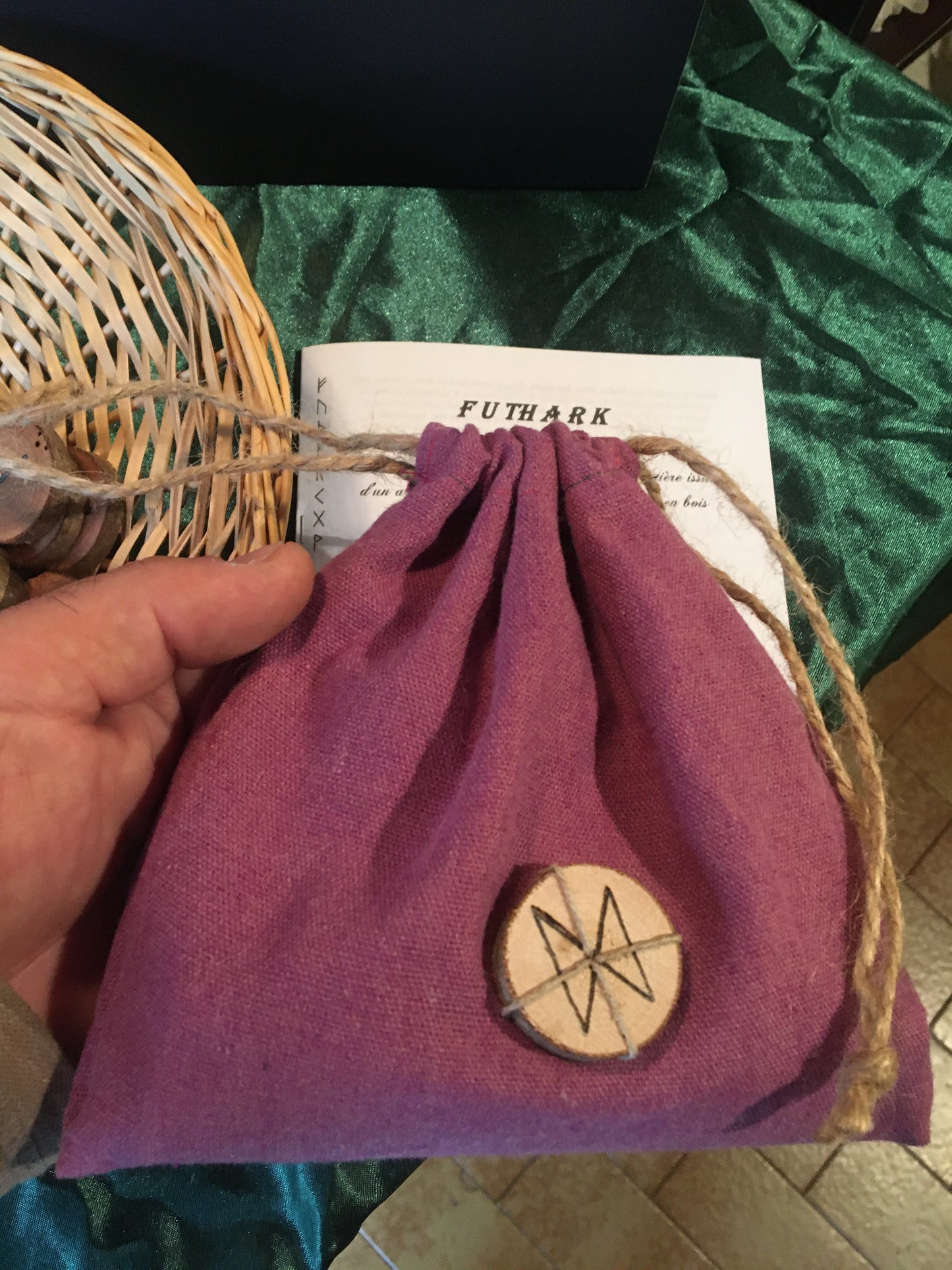 Sélection de Runes en bois, 25 pierres gravées d'environ 2,5 centimètres. Très belle qualité, fait à la main dans les règles, parfait !