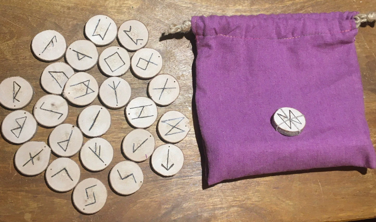 Sélection de Runes en bois, 25 pierres gravées d'environ 2,5 centimètres. Très belle qualité, fait à la main dans les règles, parfait !