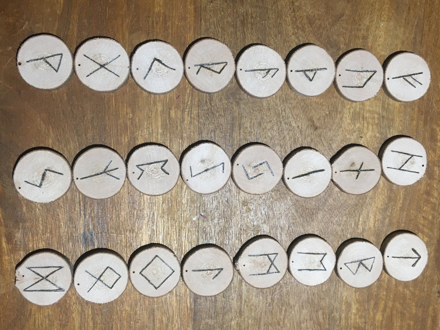 Sélection de Runes en bois, 25 pierres gravées d'environ 2,5 centimètres. Très belle qualité, fait à la main dans les règles, parfait !