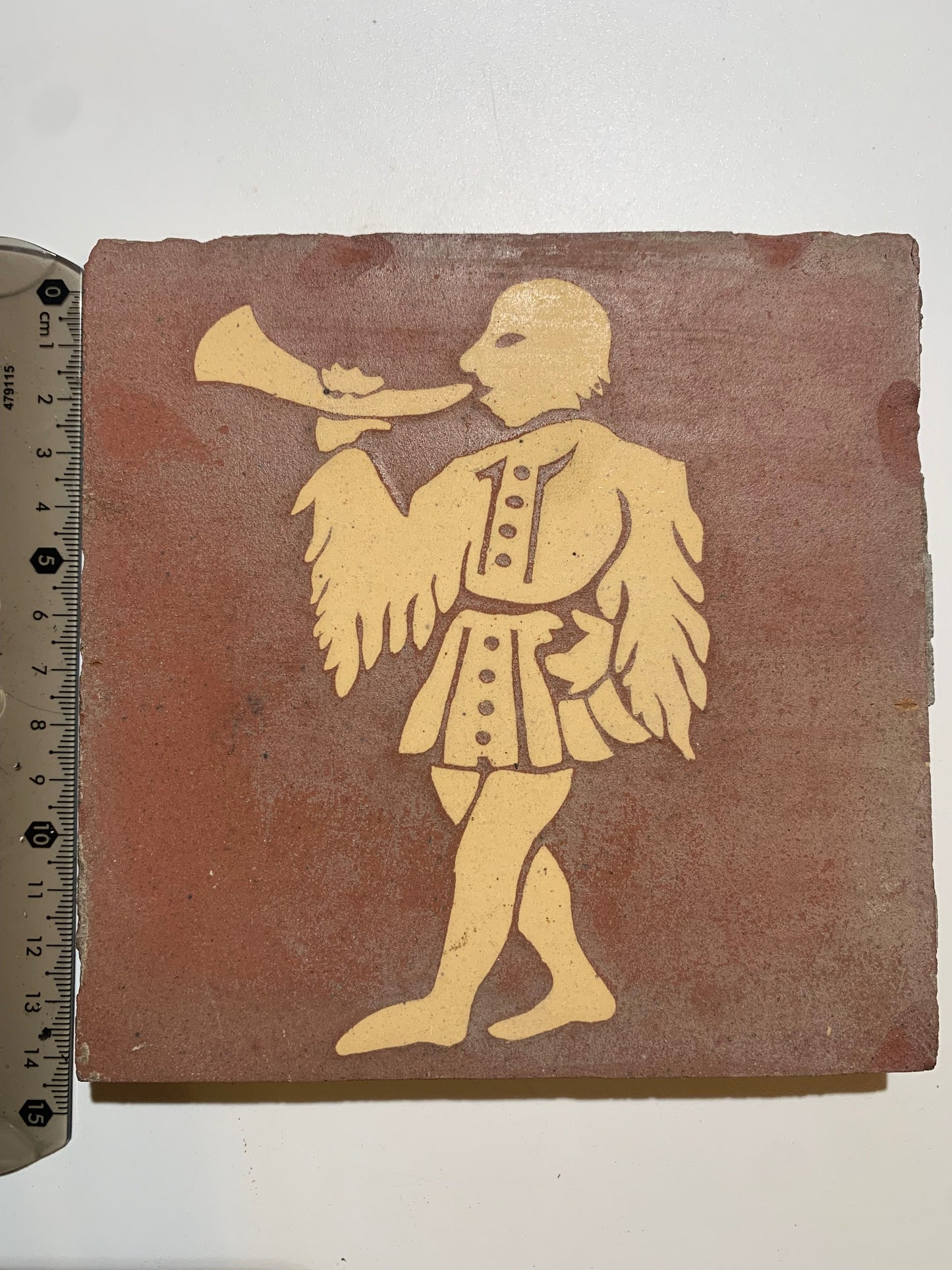 Carreau décoratif ancien en terre cuite, motif de sonneur de trompe de chasse moulé dans la masse – Estimation XIXᵉ siècle – Production région de Sologne