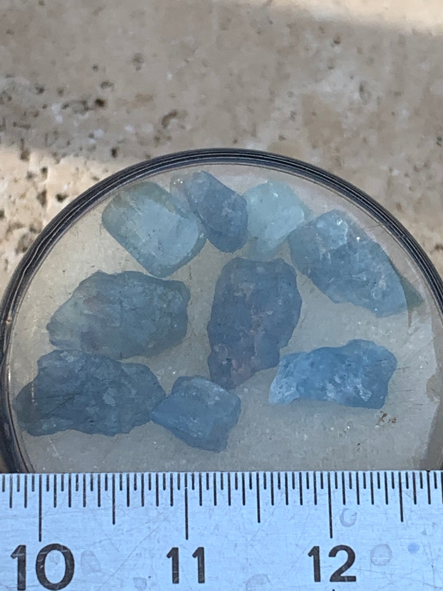 Saphir, lot de 9 pierres brutes, de 7mm x 4 x 3 environ - 2,2 grammes. Parfait en bijouterie, collection ,exposition...