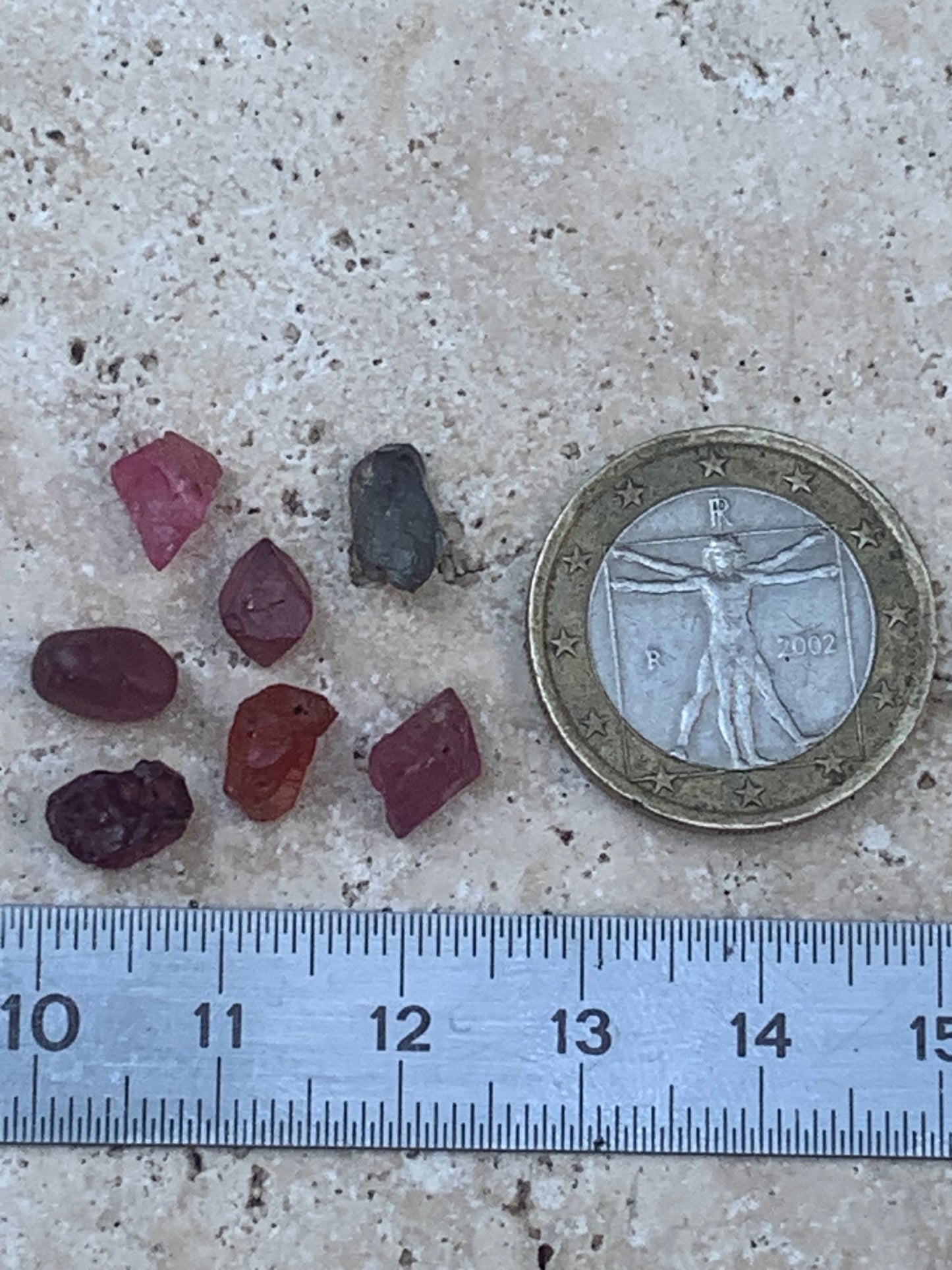 Spinelle, lot de 7 cristaux bruts de 5mm x4 x3 environ - 11,5 carats. Parfait en bijouterie, collection ,exposition...