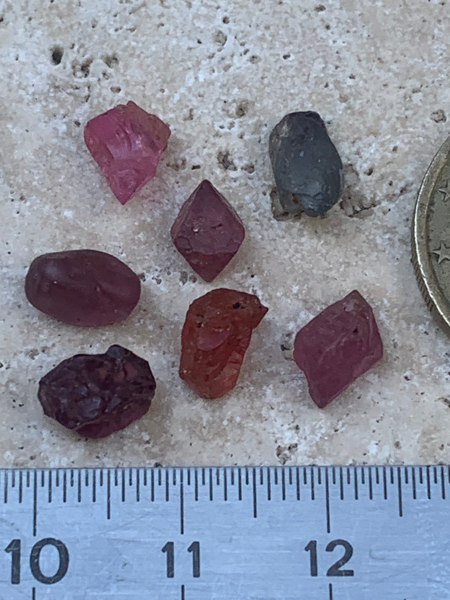Spinelle, lot de 7 cristaux bruts de 5mm x4 x3 environ - 11,5 carats. Parfait en bijouterie, collection ,exposition...