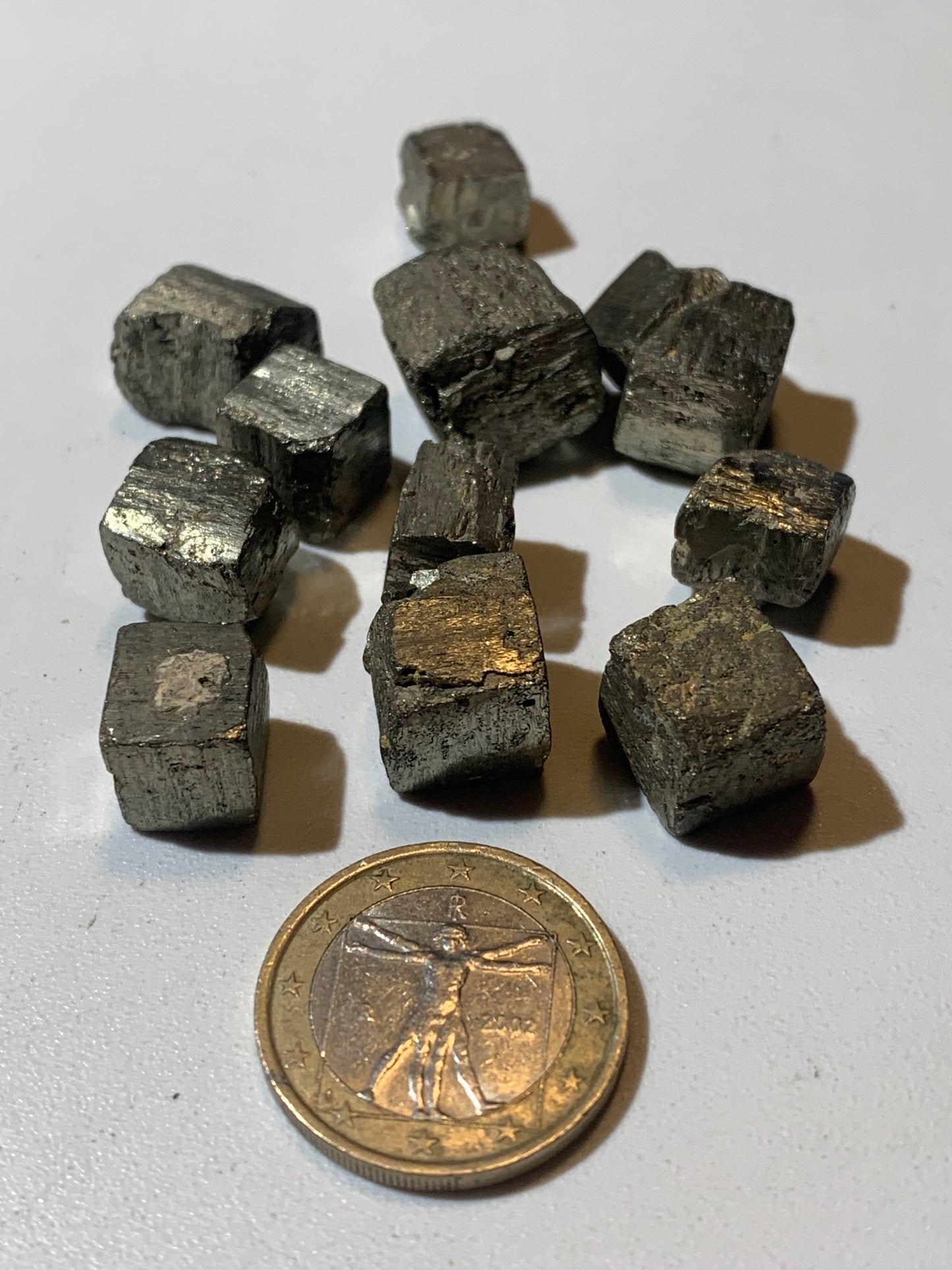 Pyrite, petits cristaux de 10 x 10 x 10 millimètres environ - 7 grammes en moyenne