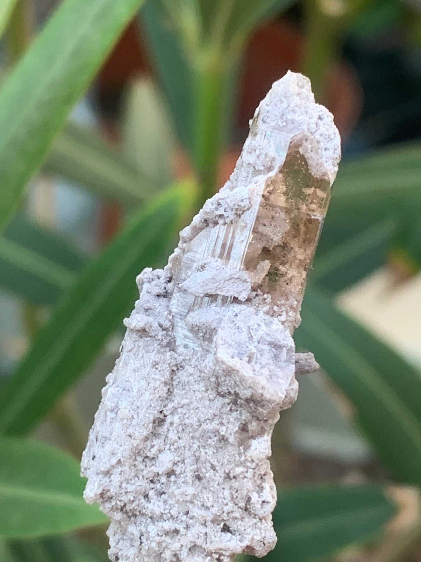 Topaze Impériale, superbe cristal naturel de 55mm x18 x15 - 13,1 grammes. Belle pièce de collection, unique et assez rare !